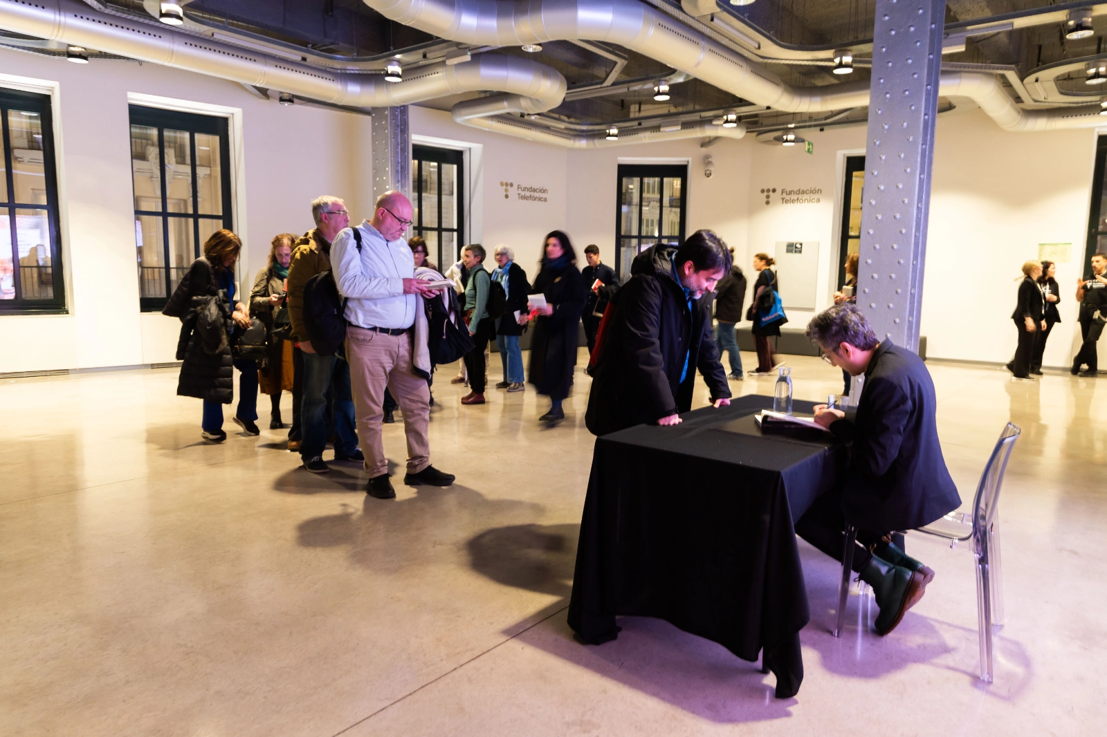 Una instantánea del Encuentro con Patricio Pron. En todo hay una grieta y por ella entra la luz