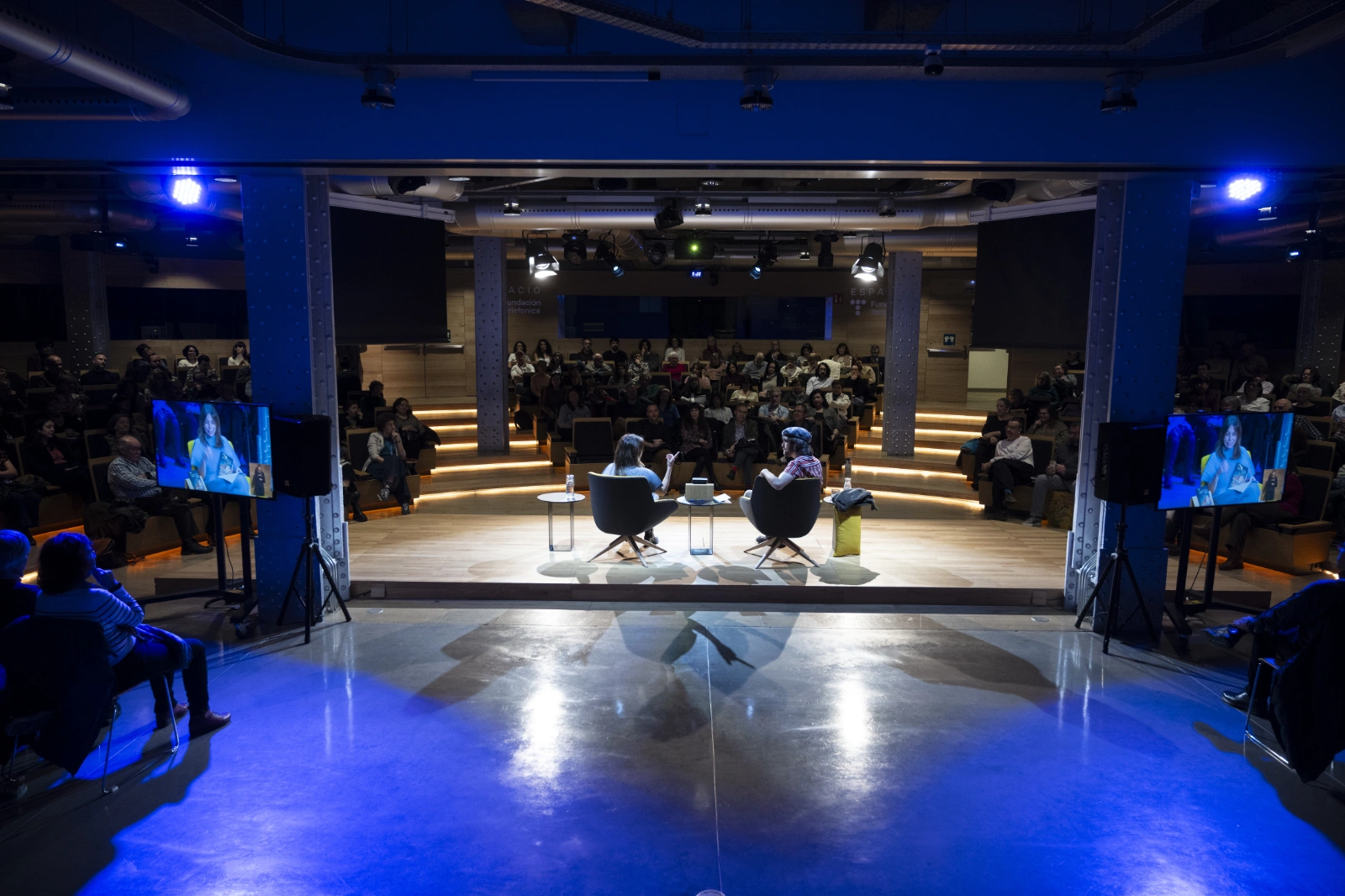 Un momento del encuentro con el Premio Nadal David Uclés