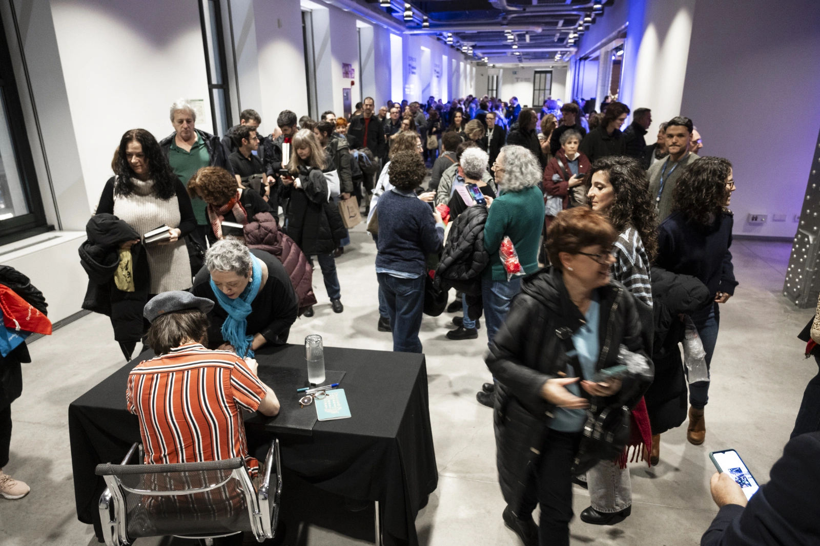 Un momento del encuentro con el Premio Nadal David Uclés