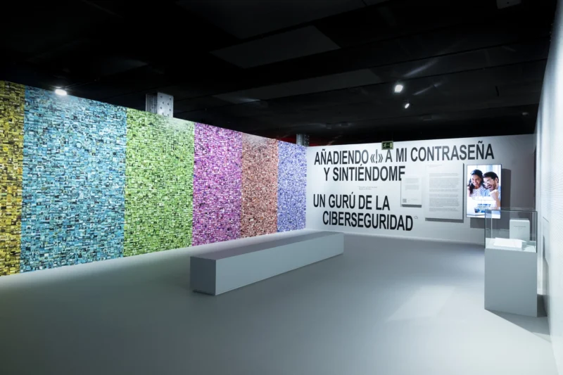 Foto de sala de la exposición ‘Hoy es un buen día para hablar de Derechos Digitales’