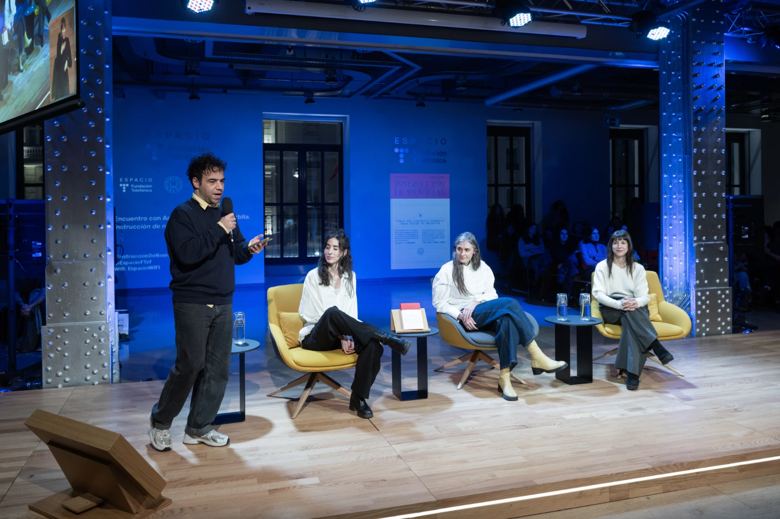 Un momento del encuentro con Ana Garriga y Carmen Urbita. ‘Instrucción de novicias’