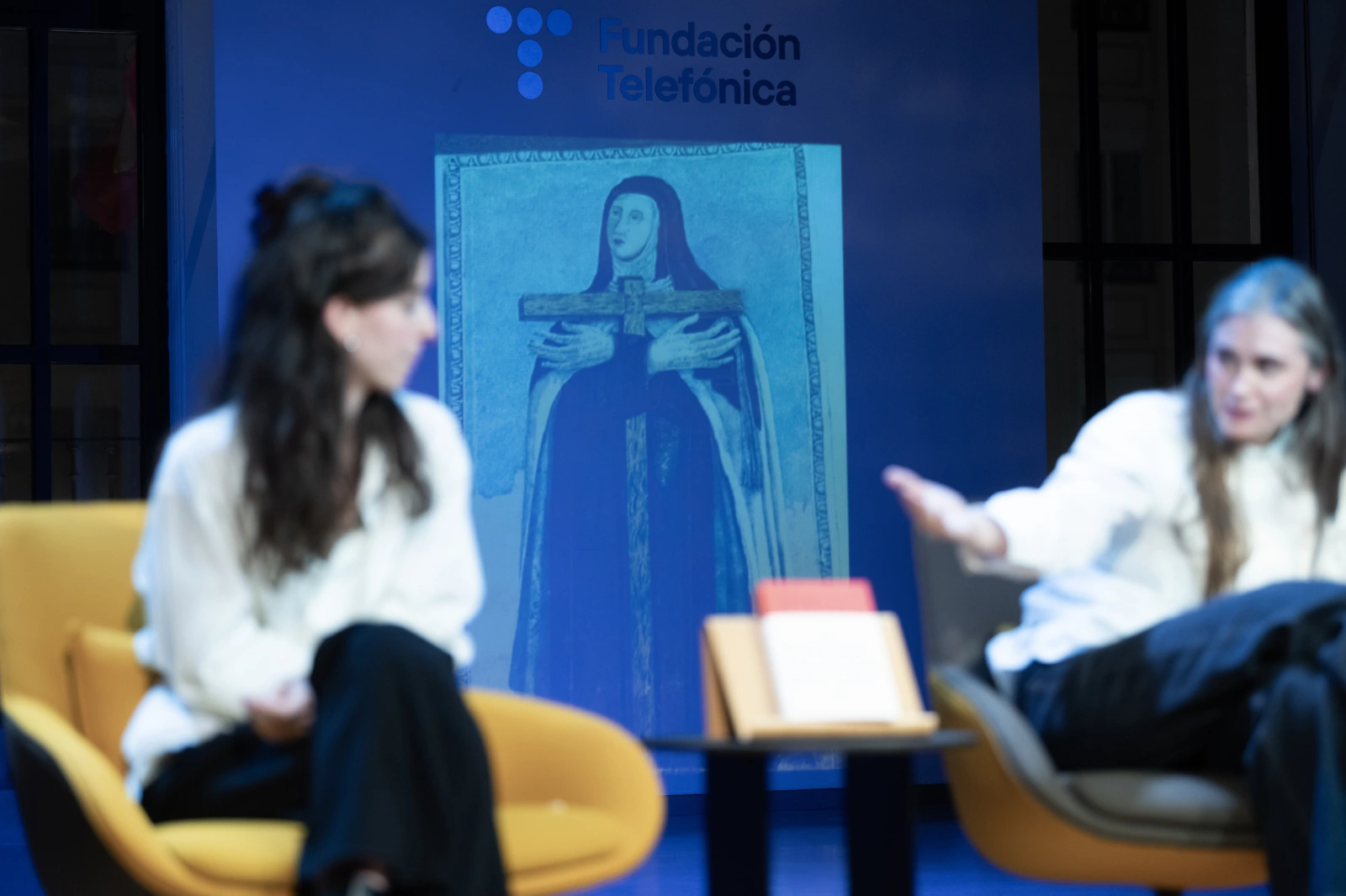 Un momento del encuentro con Ana Garriga y Carmen Urbita. ‘Instrucción de novicias’