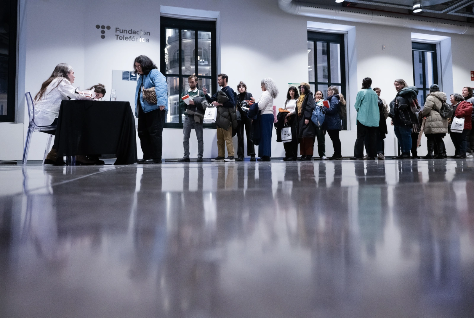 Un momento del encuentro con Ana Garriga y Carmen Urbita. ‘Instrucción de novicias’