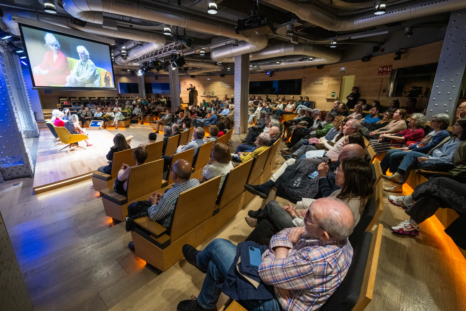 Un momento del Encuentro Telos. ¿Egoístas o solidarios? con Elsa Arnaiz, Juan Luis Arsuaga y Raquel Martos