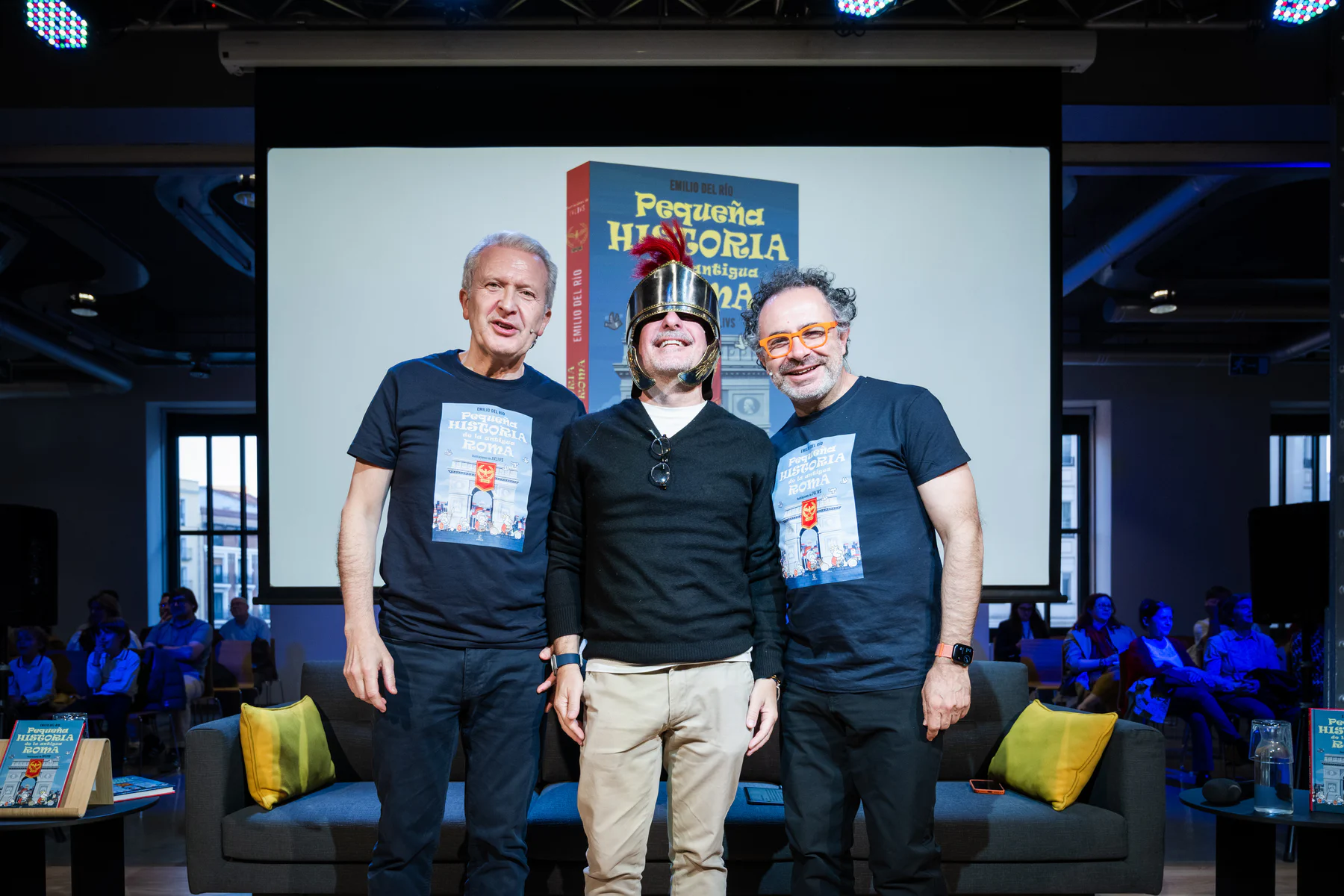 Damos la bienvenida en nuestro auditorio a Emilio del Río, que nos invita a viajar a la antigua Roma y nos presenta Pequeña historia de la Antigua Roma (Espasa, 2026) acompañado por el Mago More