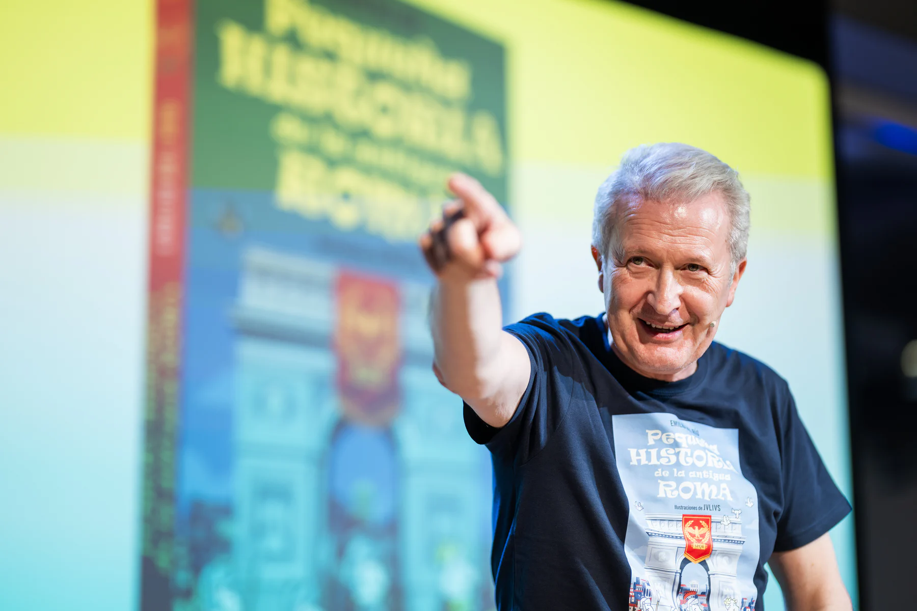 Damos la bienvenida en nuestro auditorio a Emilio del Río, que nos invita a viajar a la antigua Roma y nos presenta Pequeña historia de la Antigua Roma (Espasa, 2026) acompañado por el Mago More