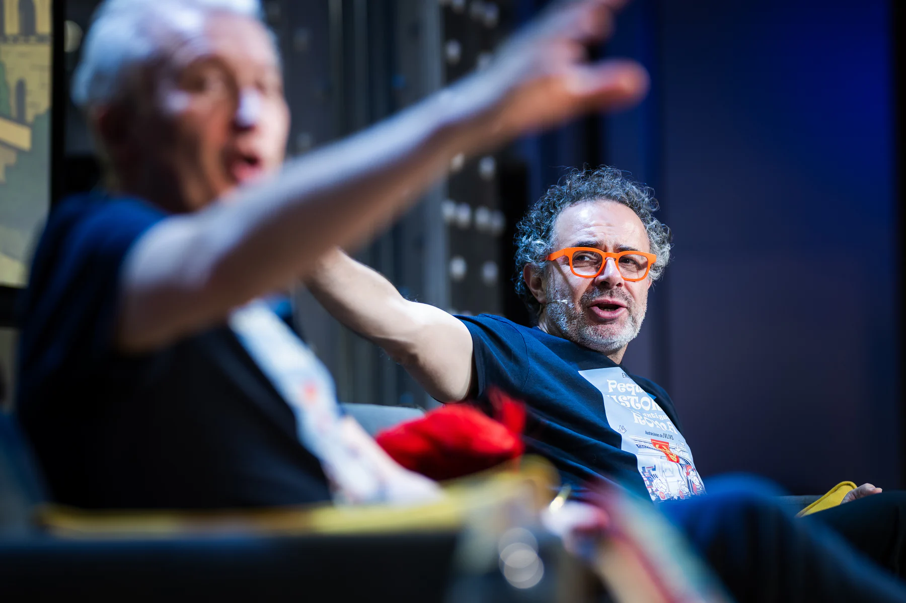 Damos la bienvenida en nuestro auditorio a Emilio del Río, que nos invita a viajar a la antigua Roma y nos presenta Pequeña historia de la Antigua Roma (Espasa, 2026) acompañado por el Mago More