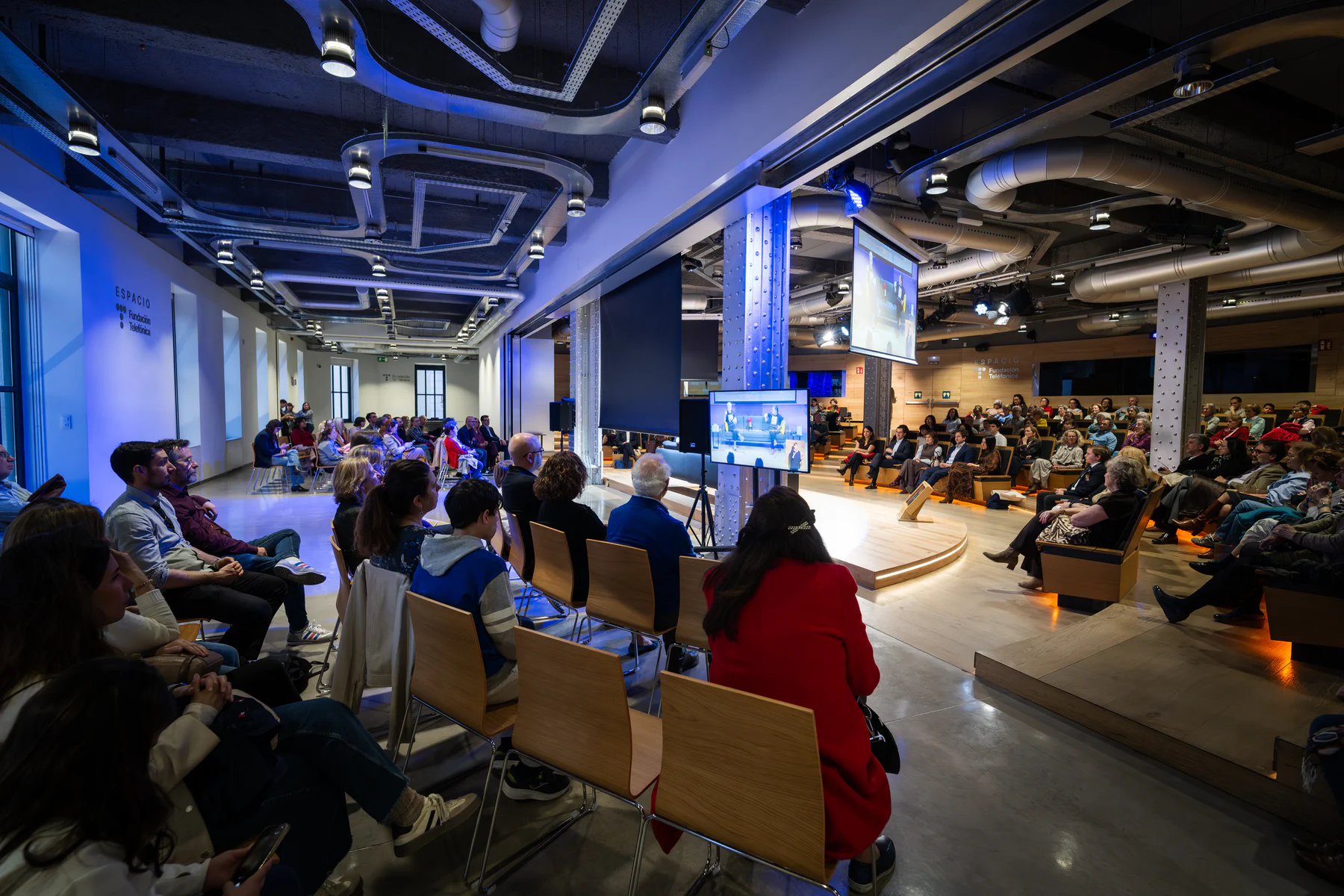 Damos la bienvenida en nuestro auditorio a Emilio del Río, que nos invita a viajar a la antigua Roma y nos presenta Pequeña historia de la Antigua Roma (Espasa, 2026) acompañado por el Mago More