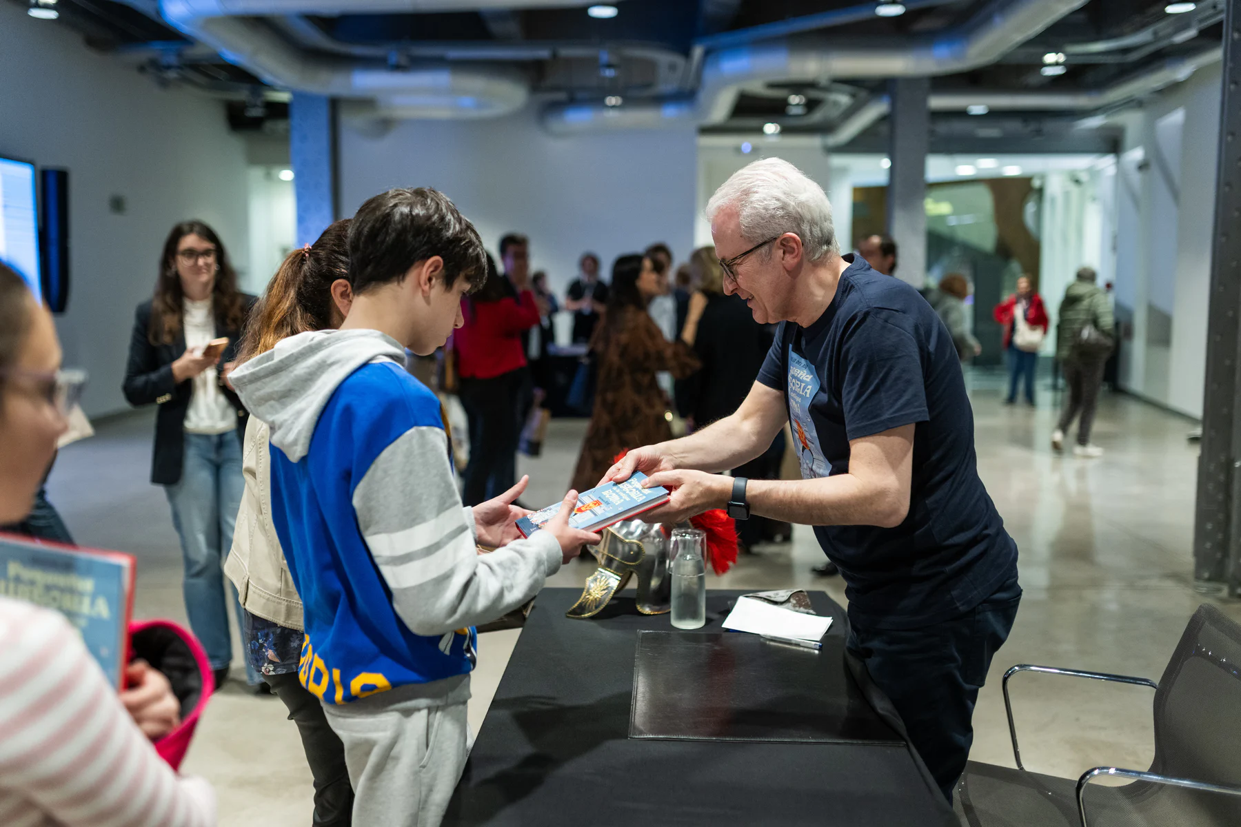 Damos la bienvenida en nuestro auditorio a Emilio del Río, que nos invita a viajar a la antigua Roma y nos presenta Pequeña historia de la Antigua Roma (Espasa, 2026) acompañado por el Mago More