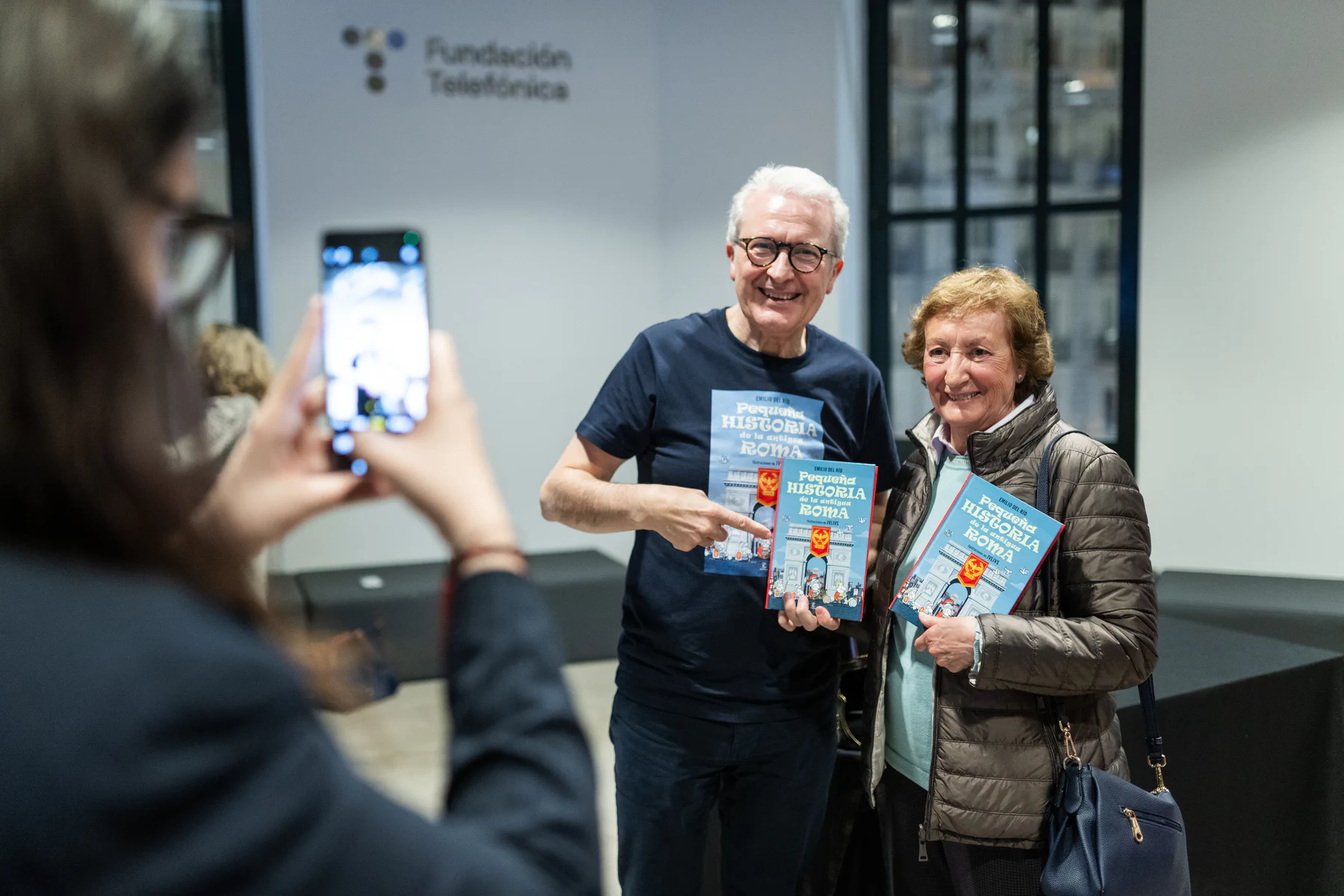 Damos la bienvenida en nuestro auditorio a Emilio del Río, que nos invita a viajar a la antigua Roma y nos presenta Pequeña historia de la Antigua Roma (Espasa, 2026) acompañado por el Mago More