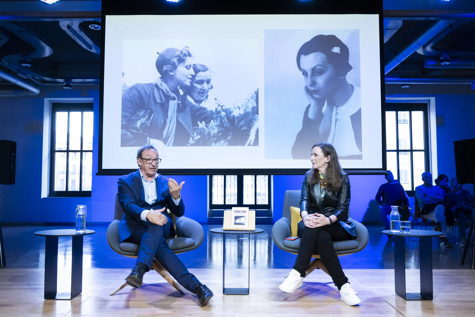 Un momento del encuentro de Fernando Olmeda para la presentación de su libro sobre Gerda Taro