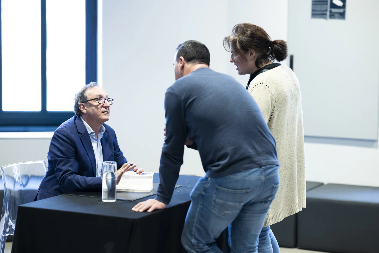 Un momento del encuentro de Fernando Olmeda para la presentación de su libro sobre Gerda Taro