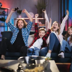 Imagen de familia disfrutando de los videojuegos