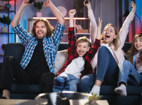 Imagen de familia disfrutando de los videojuegos
