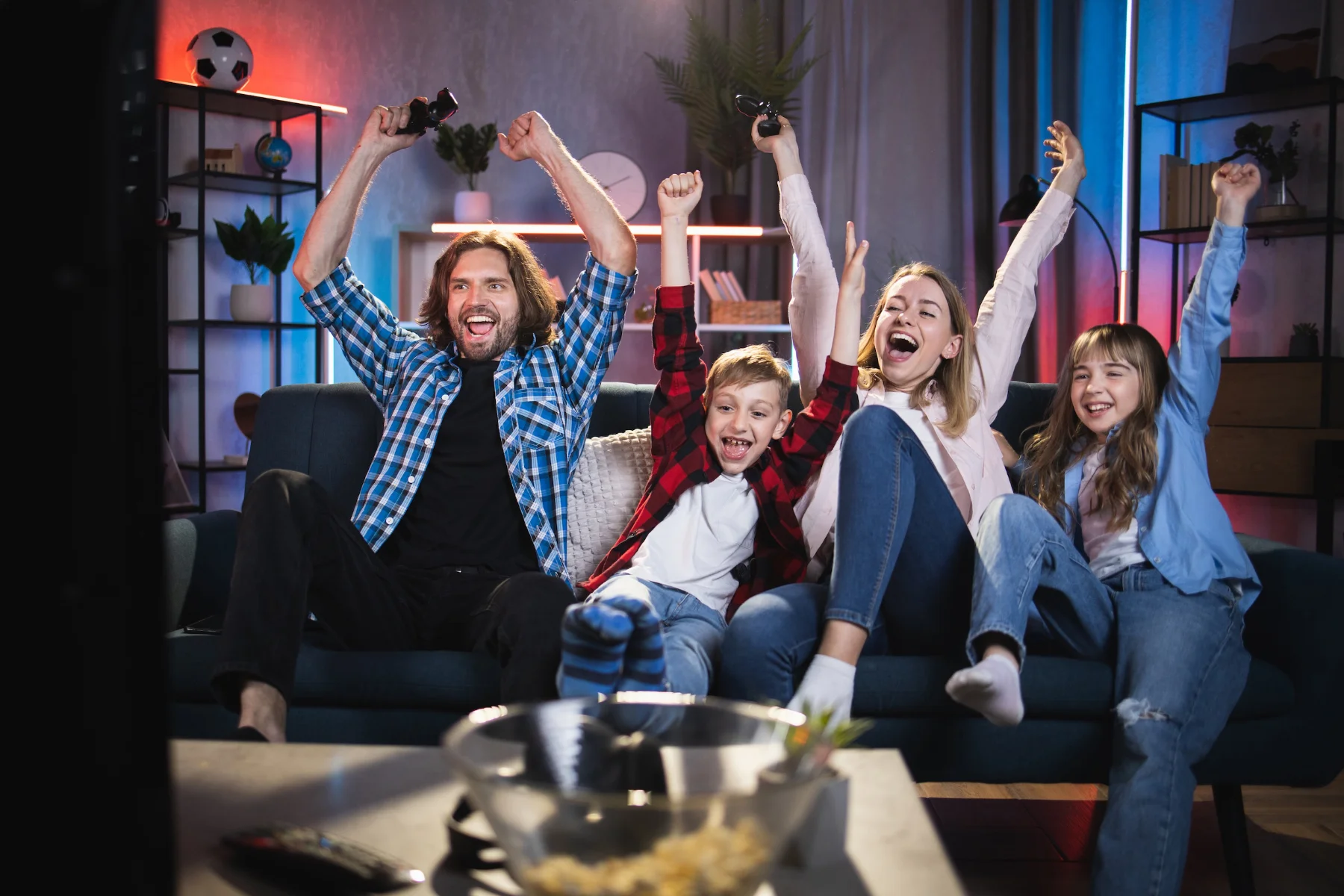 Imagen de familia disfrutando de los videojuegos