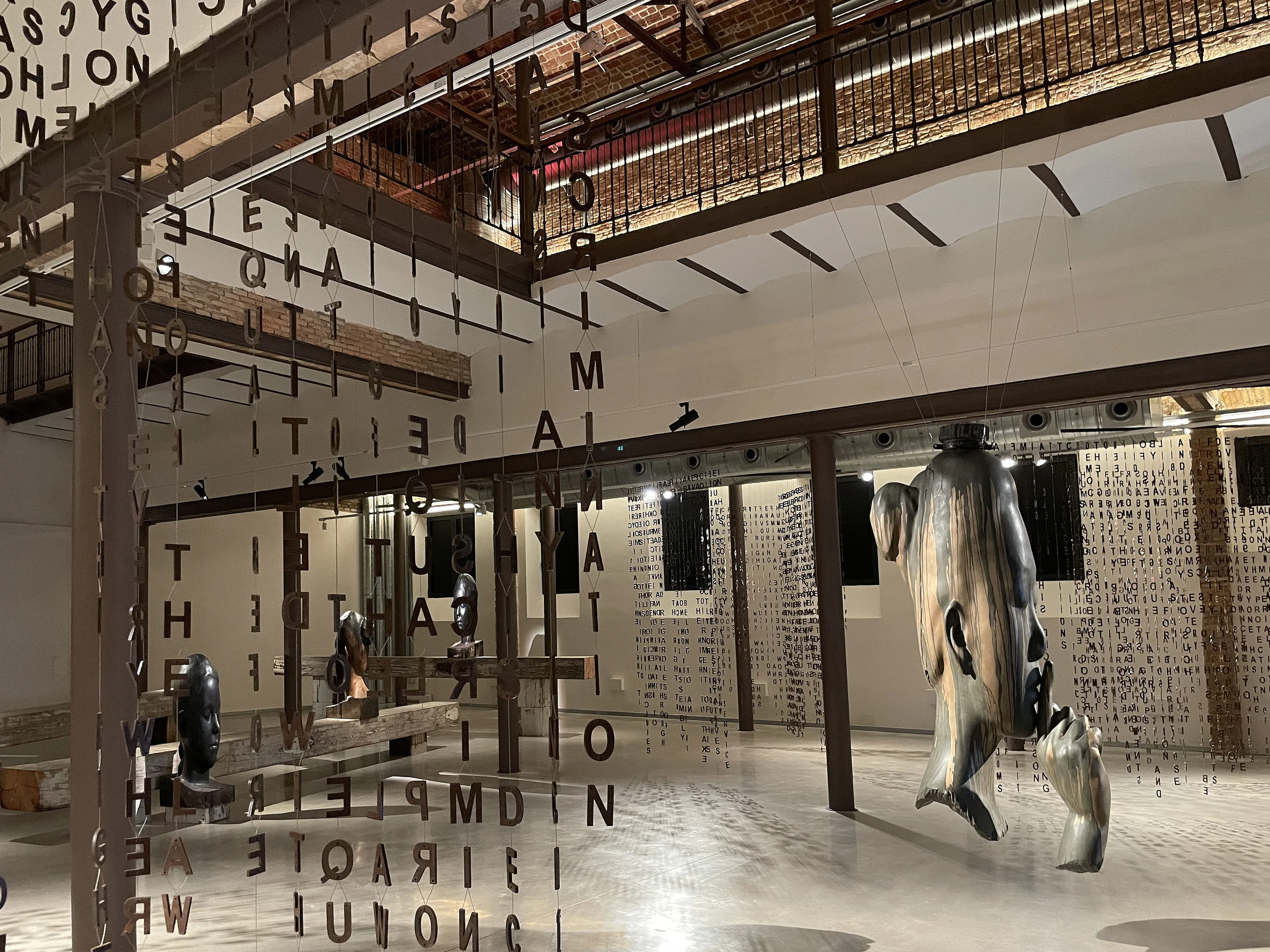 Fotos de sala de la exposición de Jaume Plensa en el Módulo II de la Cárcel Vieja de Murcia