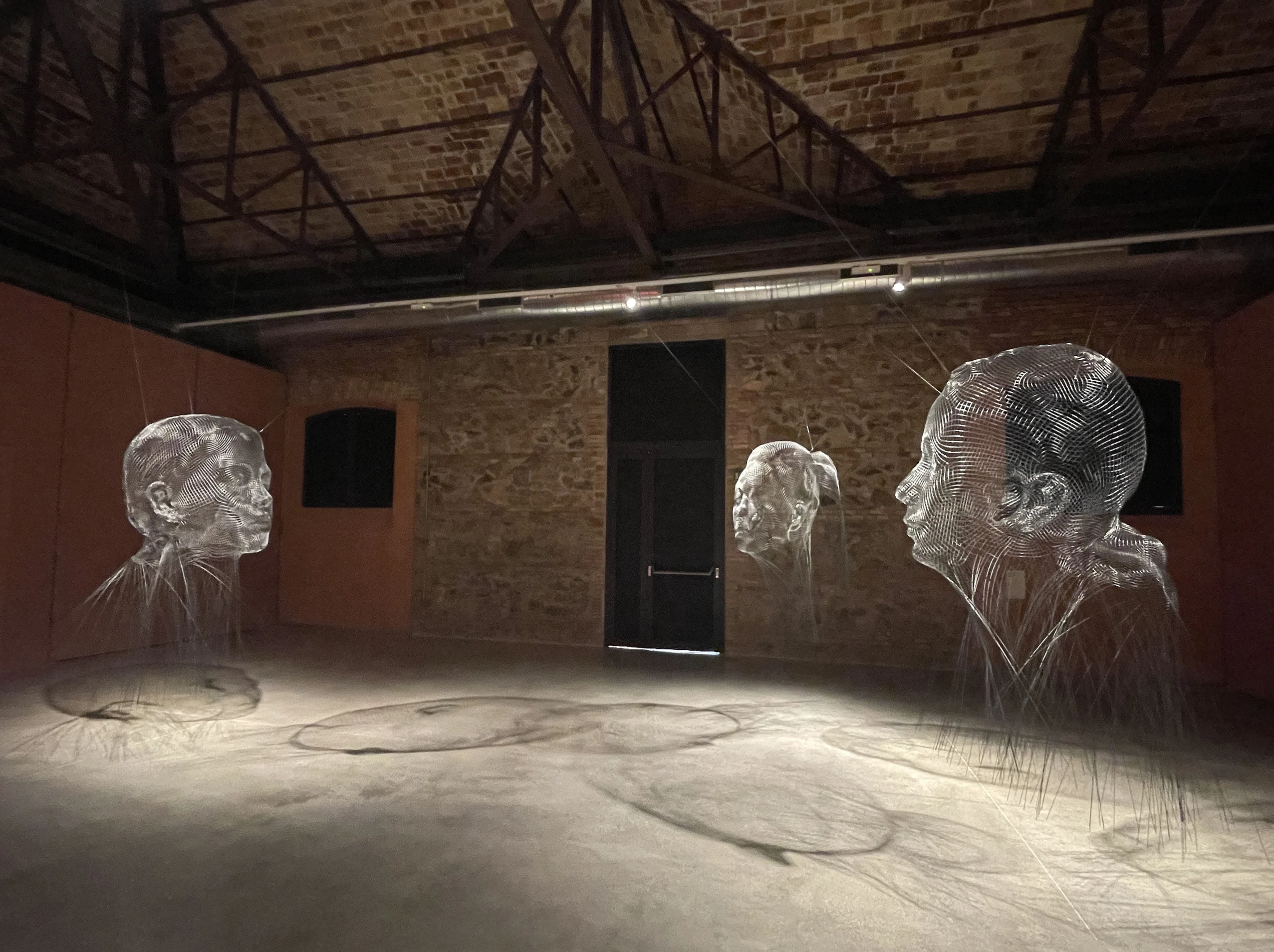 Fotos de sala de la exposición de Jaume Plensa en el Módulo II de la Cárcel Vieja de Murcia
