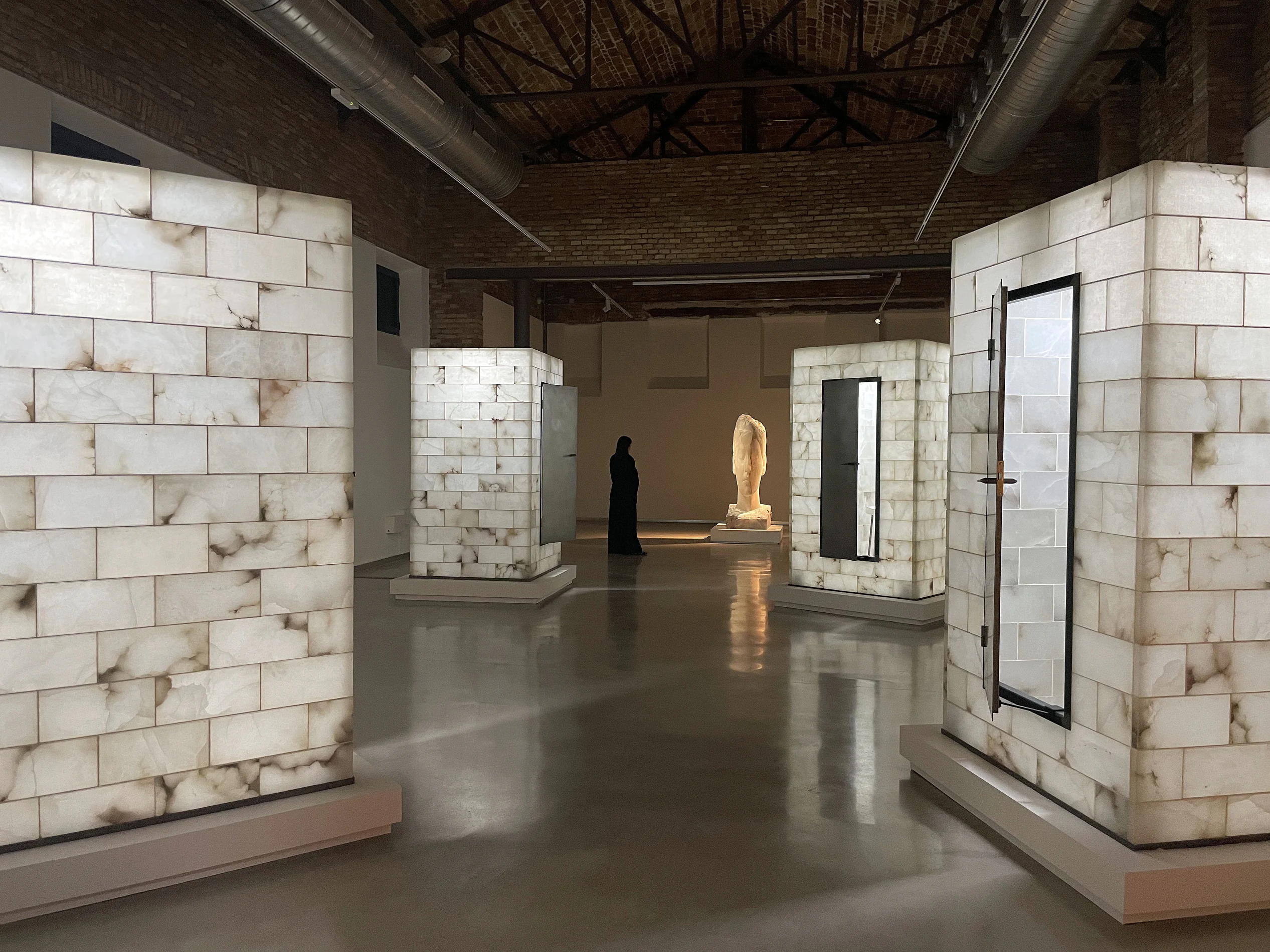 Fotos de sala de la exposición de Jaume Plensa en el Módulo II de la Cárcel Vieja de Murcia