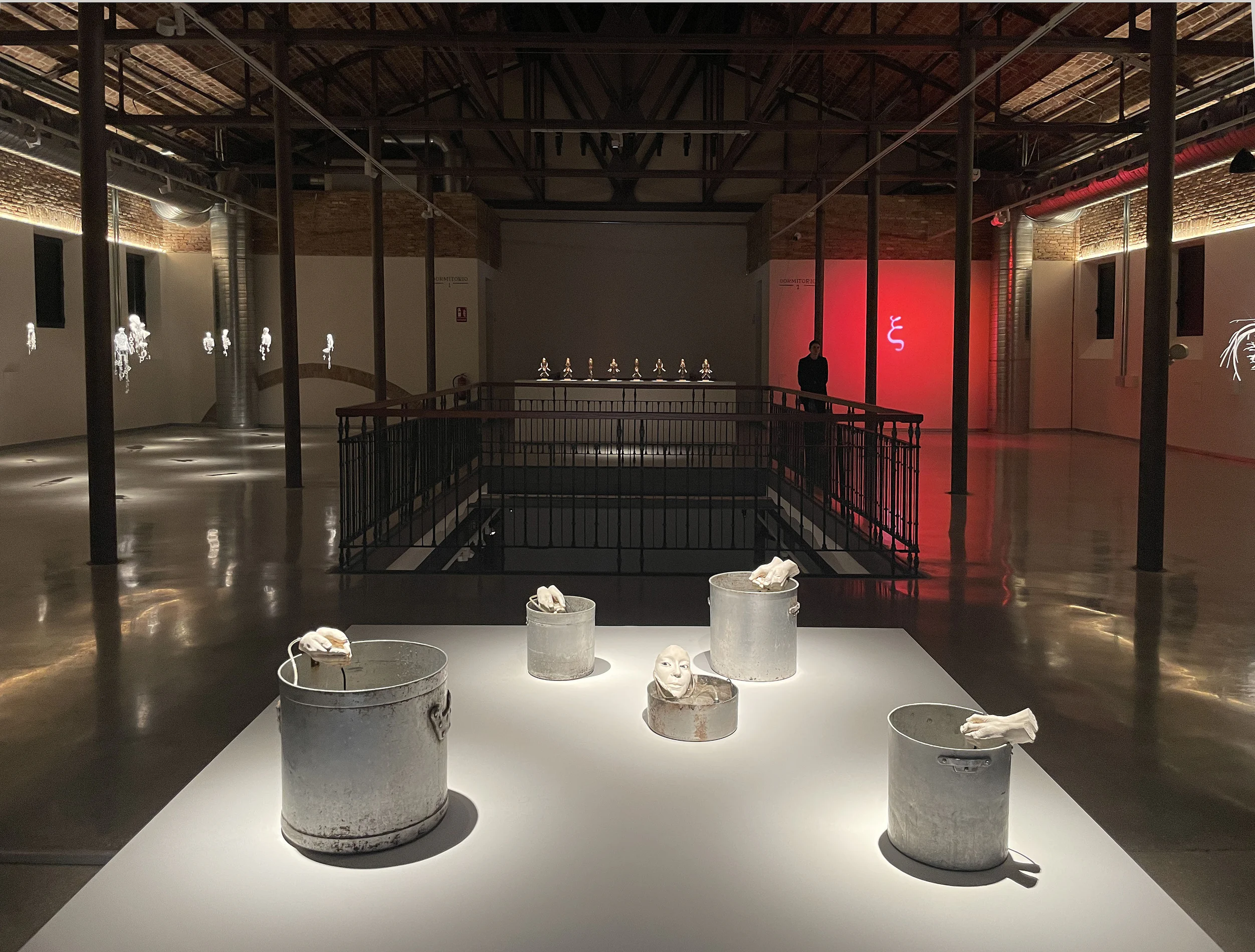 Fotos de sala de la exposición de Jaume Plensa en el Módulo II de la Cárcel Vieja de Murcia