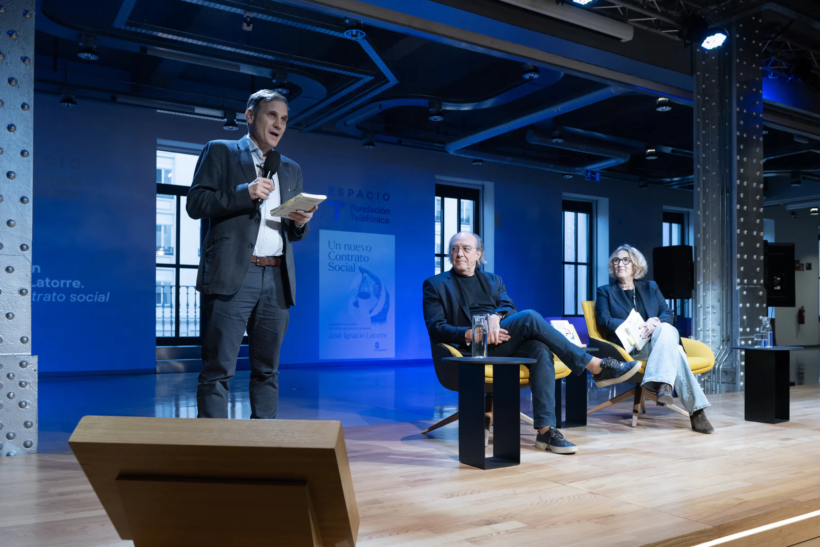 Un momento del encuentro con José Ignacio Latorre y Montserrat Domínguez para presentar Un nuevo contrato social