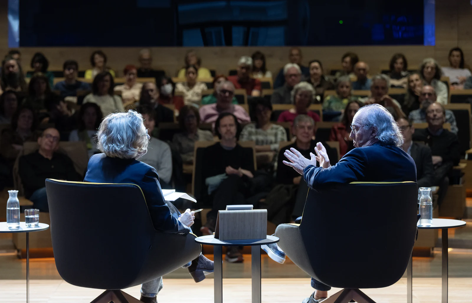 Un momento del encuentro con José Ignacio Latorre y Montserrat Domínguez para presentar Un nuevo contrato social