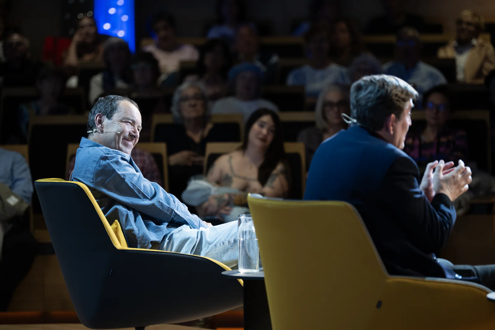 Imagen: un momento de la presentación de La Mejor Edad, novela de Luis García Mon tero