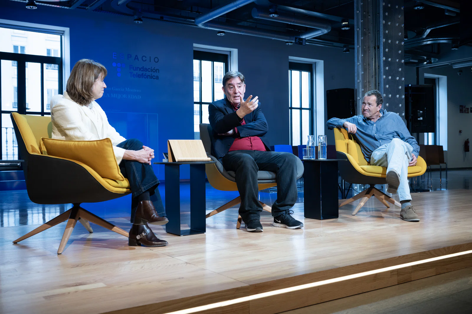 Imagen: un momento de la presentación de La Mejor Edad, novela de Luis García Mon tero