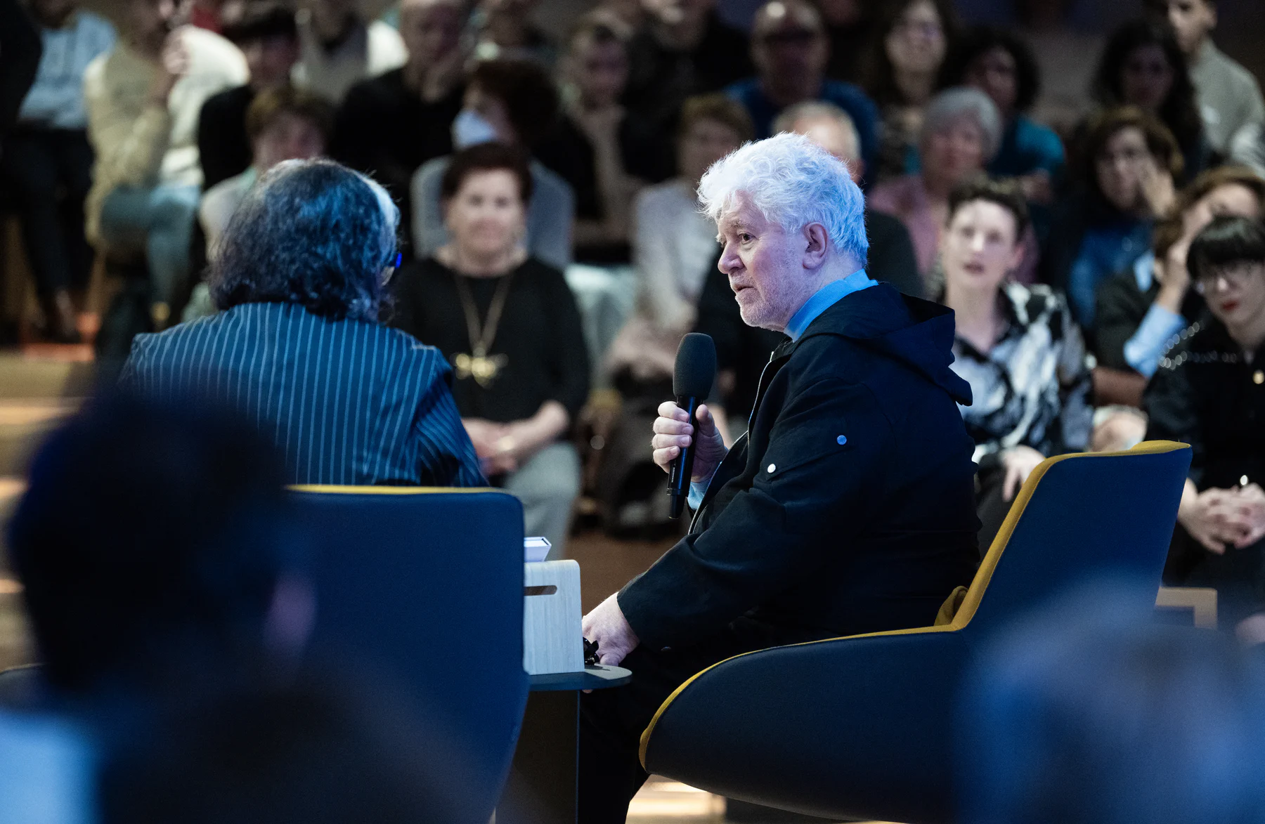 Presentamos un encuentro con el escritor y director de cine Pedro Almodóvar, en el que conversará con la escritora Alana S. Portero a propósito de su último libro, Amarga Navidad, que acompaña su próxima película.