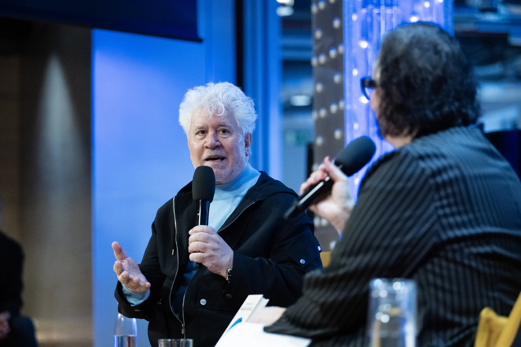 Presentamos un encuentro con el escritor y director de cine Pedro Almodóvar, en el que conversará con la escritora Alana S. Portero a propósito de su último libro, Amarga Navidad, que acompaña su próxima película.