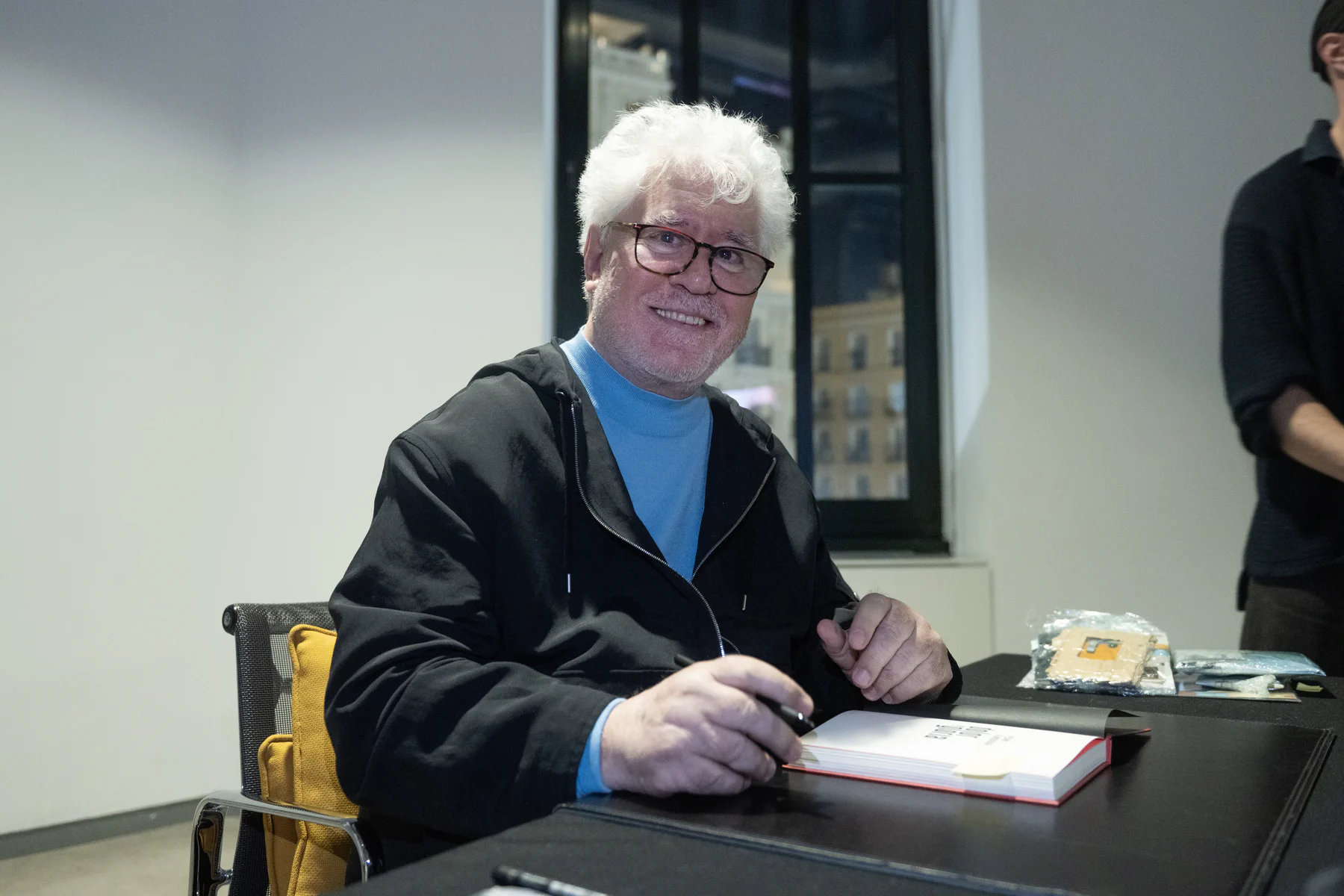 Presentamos un encuentro con el escritor y director de cine Pedro Almodóvar, en el que conversará con la escritora Alana S. Portero a propósito de su último libro, Amarga Navidad, que acompaña su próxima película.