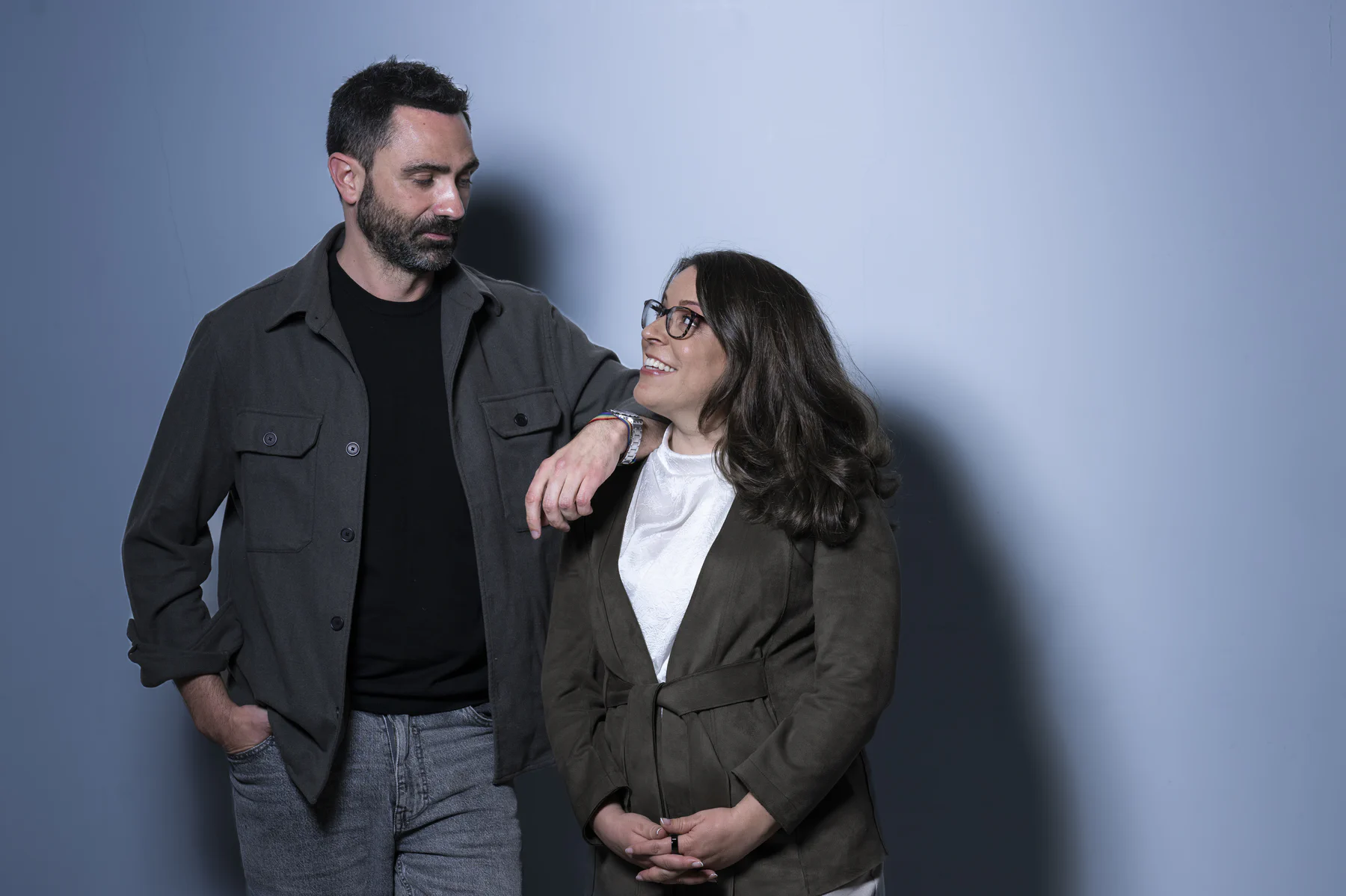 La periodista española ganadora de un Pulitzer, Mar Cabra, presenta Vivir a jornada completa acompañada por el periodista Joaquín Castellón.