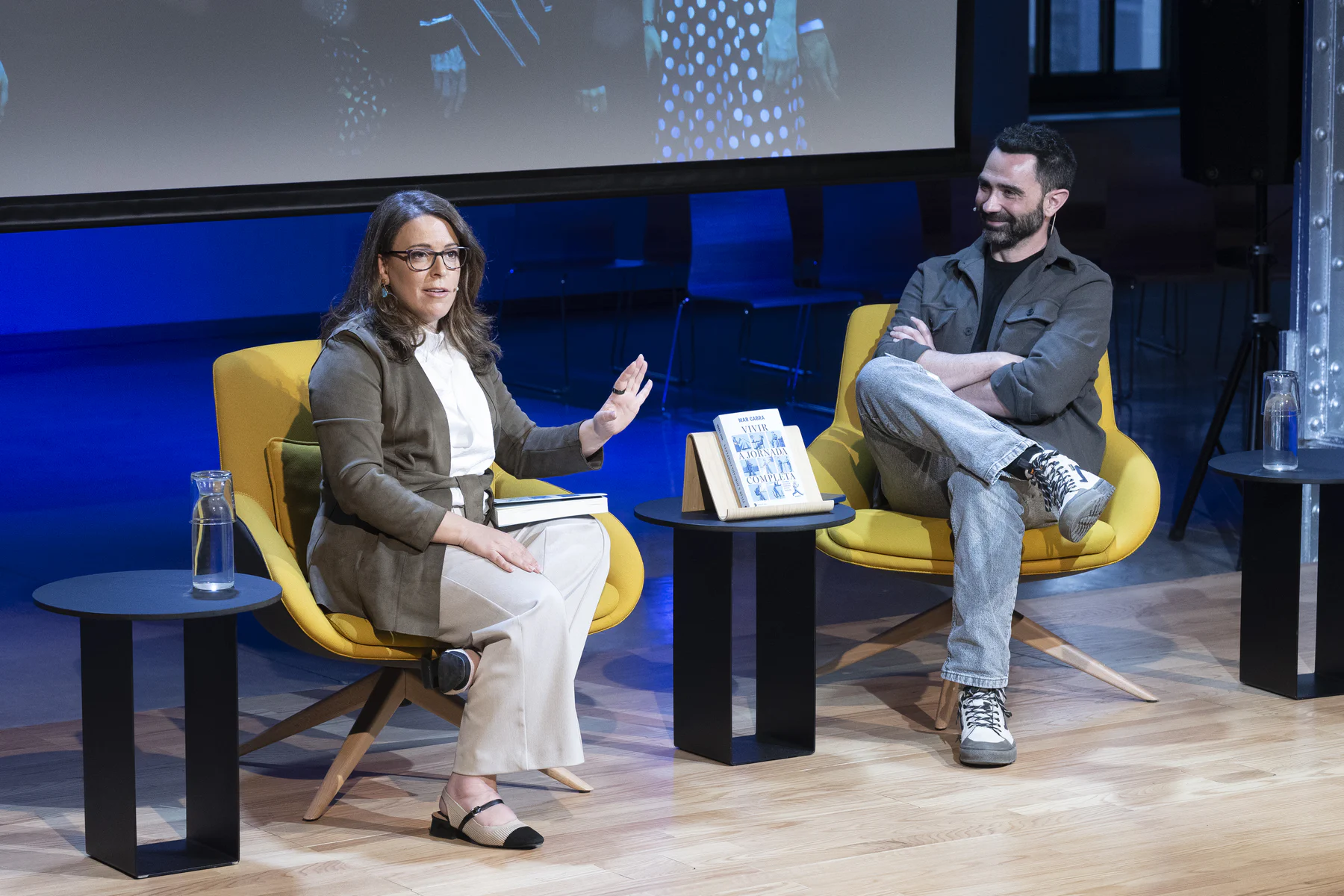 La periodista española ganadora de un Pulitzer, Mar Cabra, presenta Vivir a jornada completa acompañada por el periodista Joaquín Castellón.