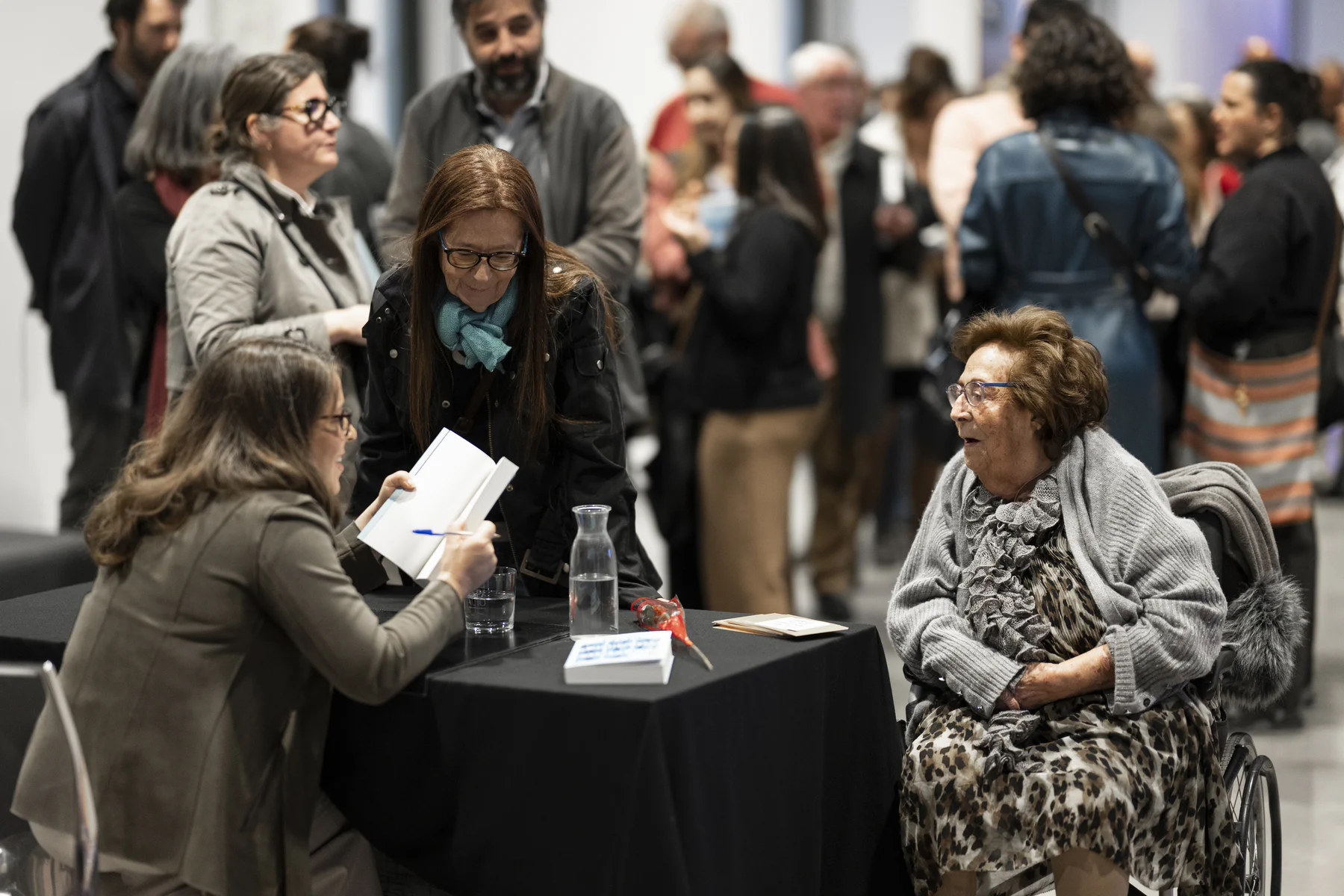 La periodista española ganadora de un Pulitzer, Mar Cabra, presenta Vivir a jornada completa acompañada por el periodista Joaquín Castellón.