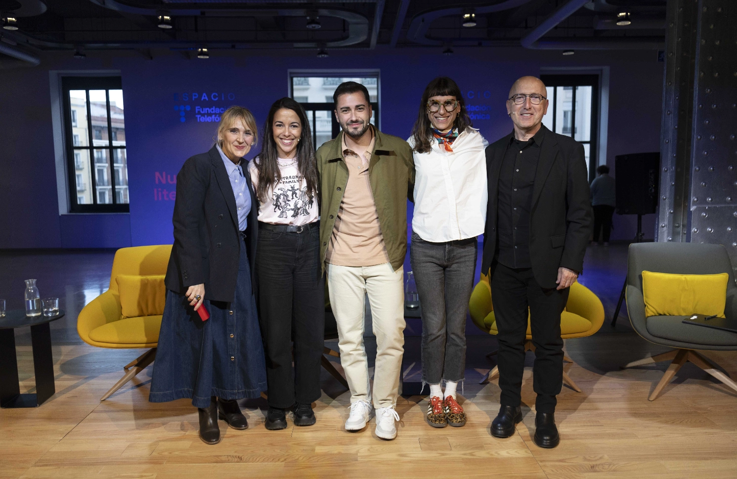Foto de familia de los invitados del encuentro 'Nuevas voces literarias 2026'