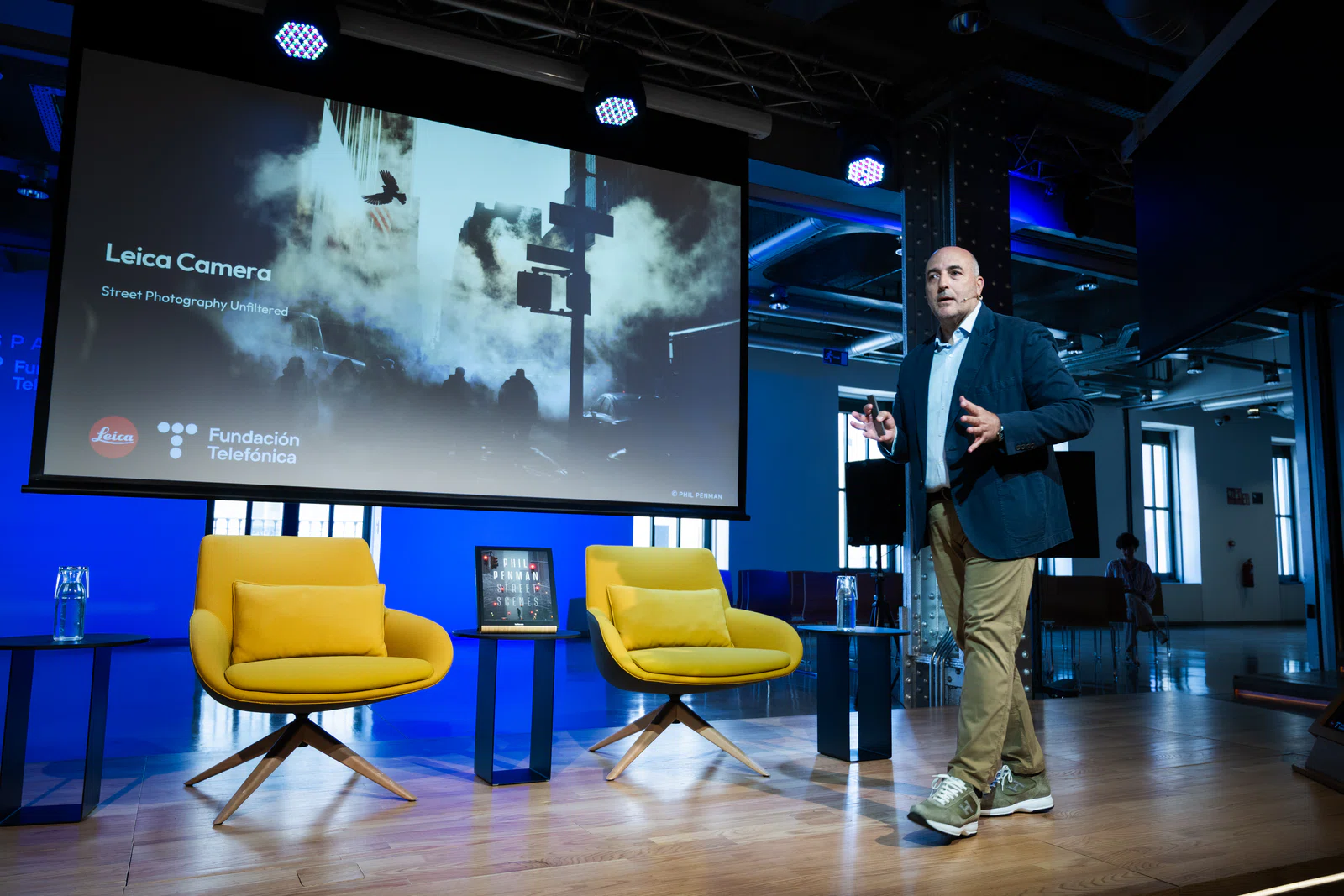 Un momento del encuentro con el fotógrafo británico afincado en Nueva York Phil Penman, una de las figuras más relevantes de la fotografía de calle contemporánea.