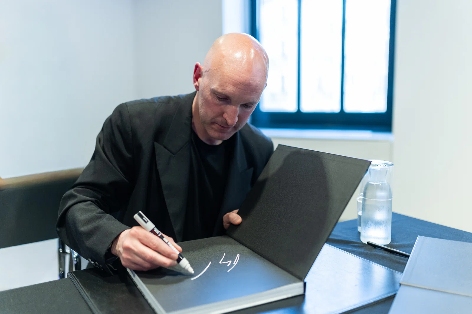 Un momento del encuentro con el fotógrafo británico afincado en Nueva York Phil Penman, una de las figuras más relevantes de la fotografía de calle contemporánea.