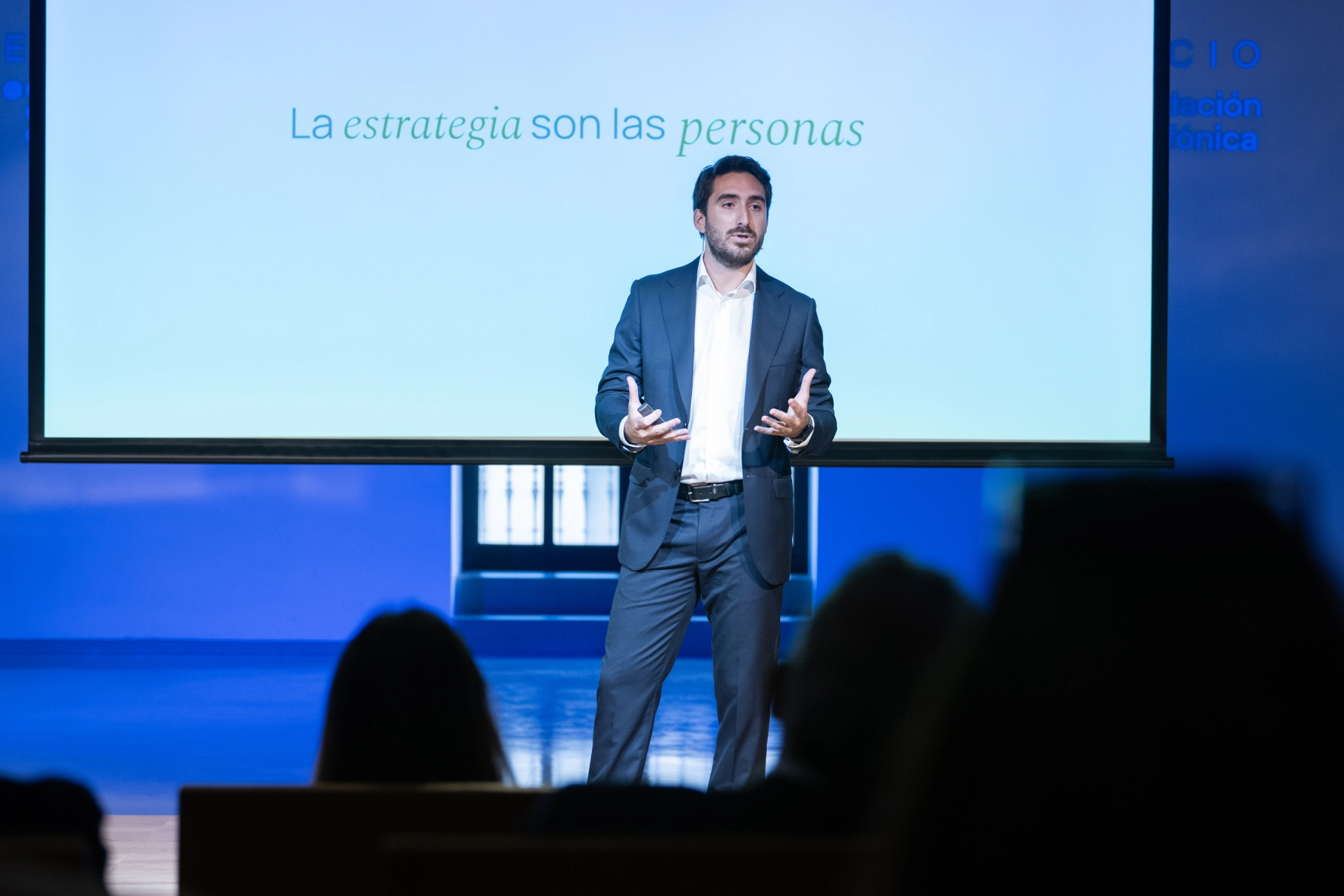 Un momento durante el encuentro con Xavier Marcet. '100 aforismos sobre liderazgo y management humanista'.