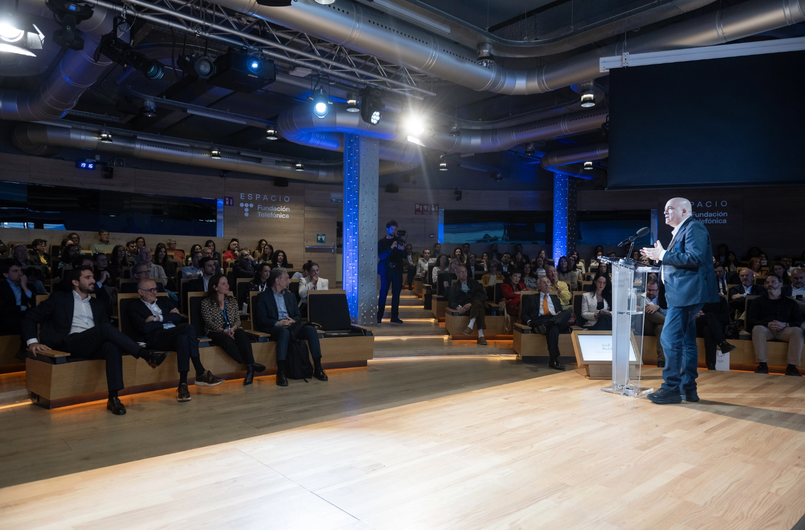 Un momento durante el encuentro con Xavier Marcet. '100 aforismos sobre liderazgo y management humanista'.