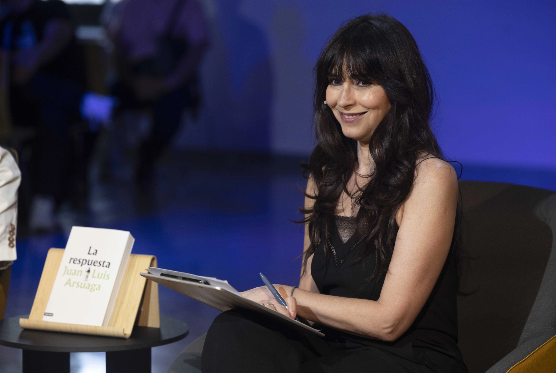 La periodista Marta Fernández durante el encuentro con Juan Luis Arsuaga