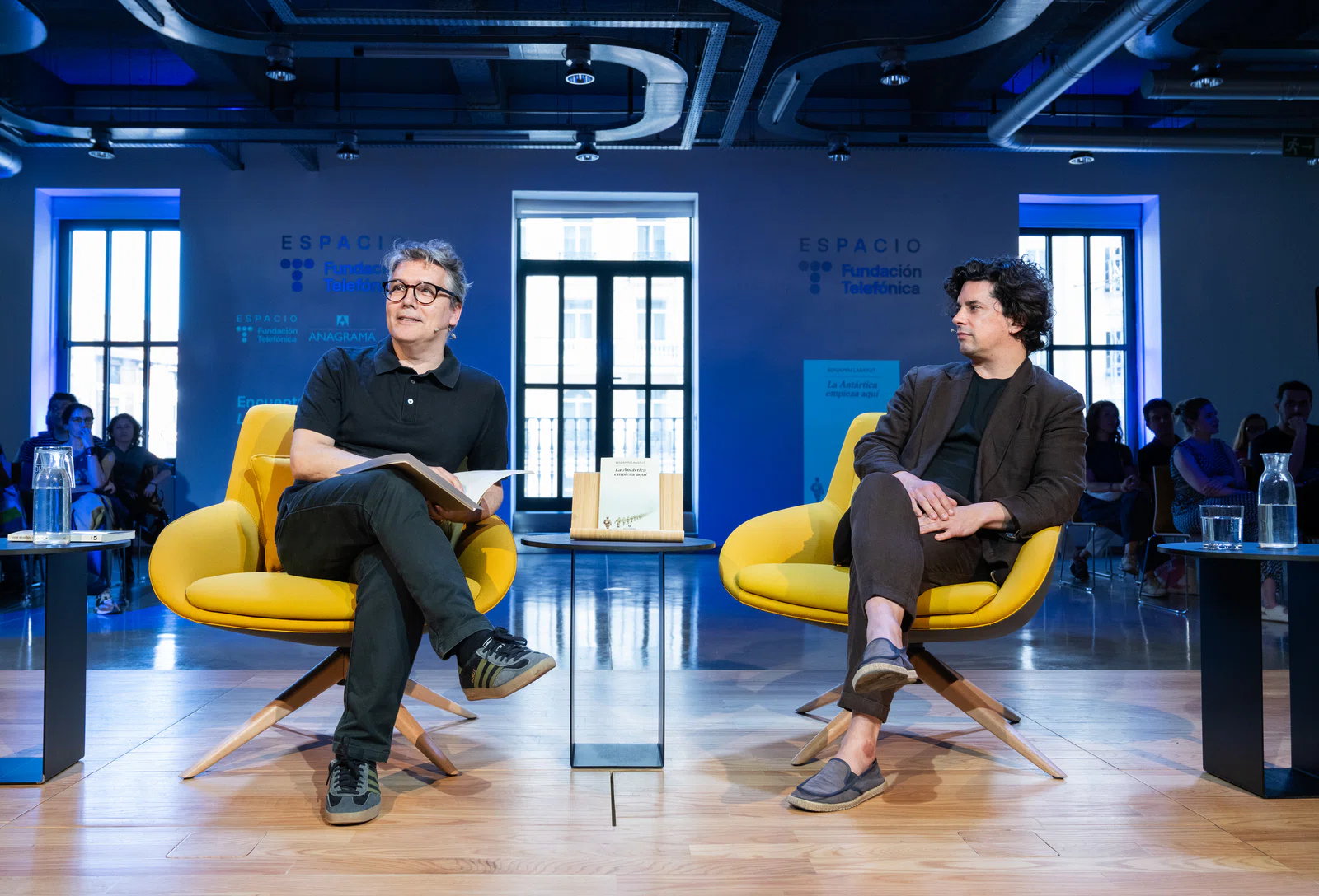Una imagen del encuentro con Benjamín Labatut, donde presentó su última novela