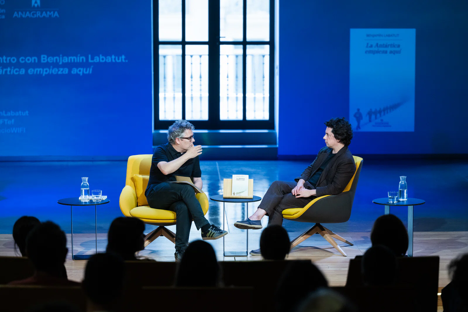 Una imagen del encuentro con Benjamín Labatut, donde presentó su última novela