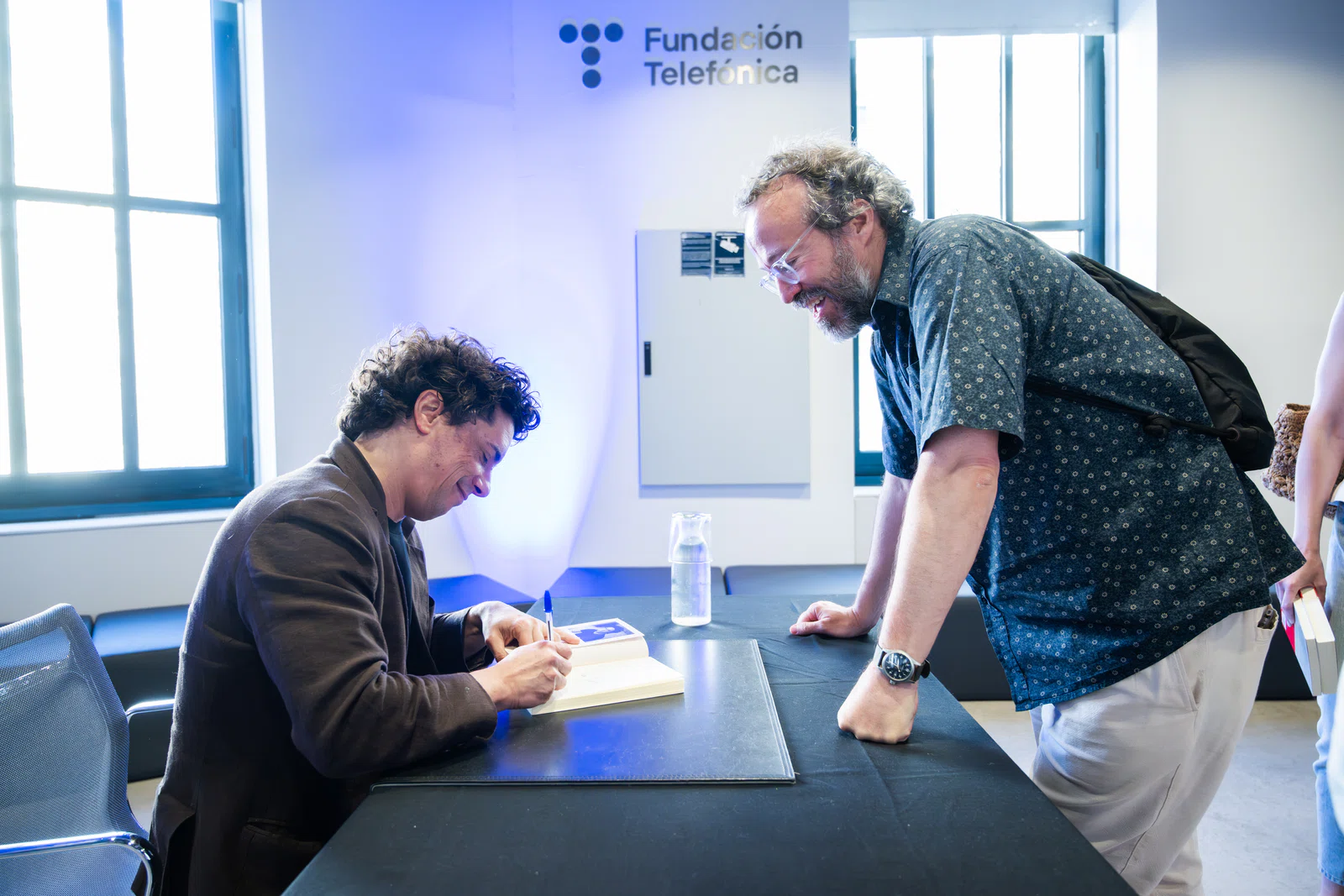 Una imagen del encuentro con Benjamín Labatut, donde presentó su última novela
