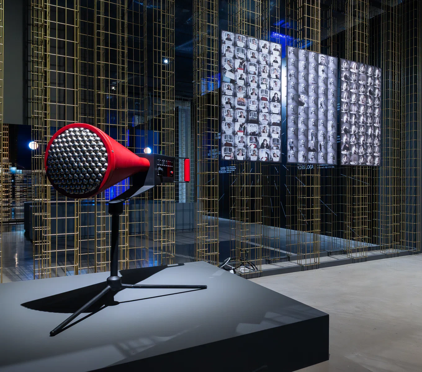 Foto de sala de la exposición Revolución Cuántica en Espacio Fundación Telefónica