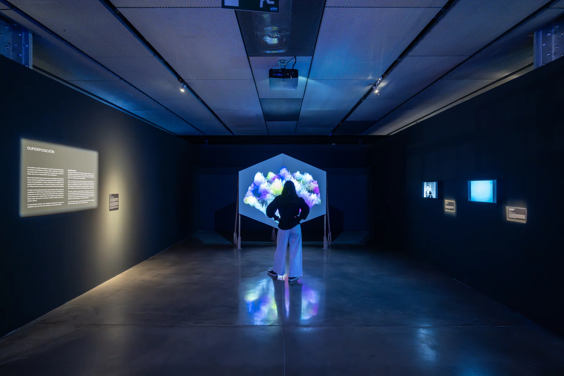 Foto de sala de la exposición Revolución Cuántica en Espacio Fundación Telefónica