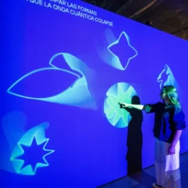 Foto de sala de la exposición Revolución Cuántica en Espacio Fundación Telefónica
