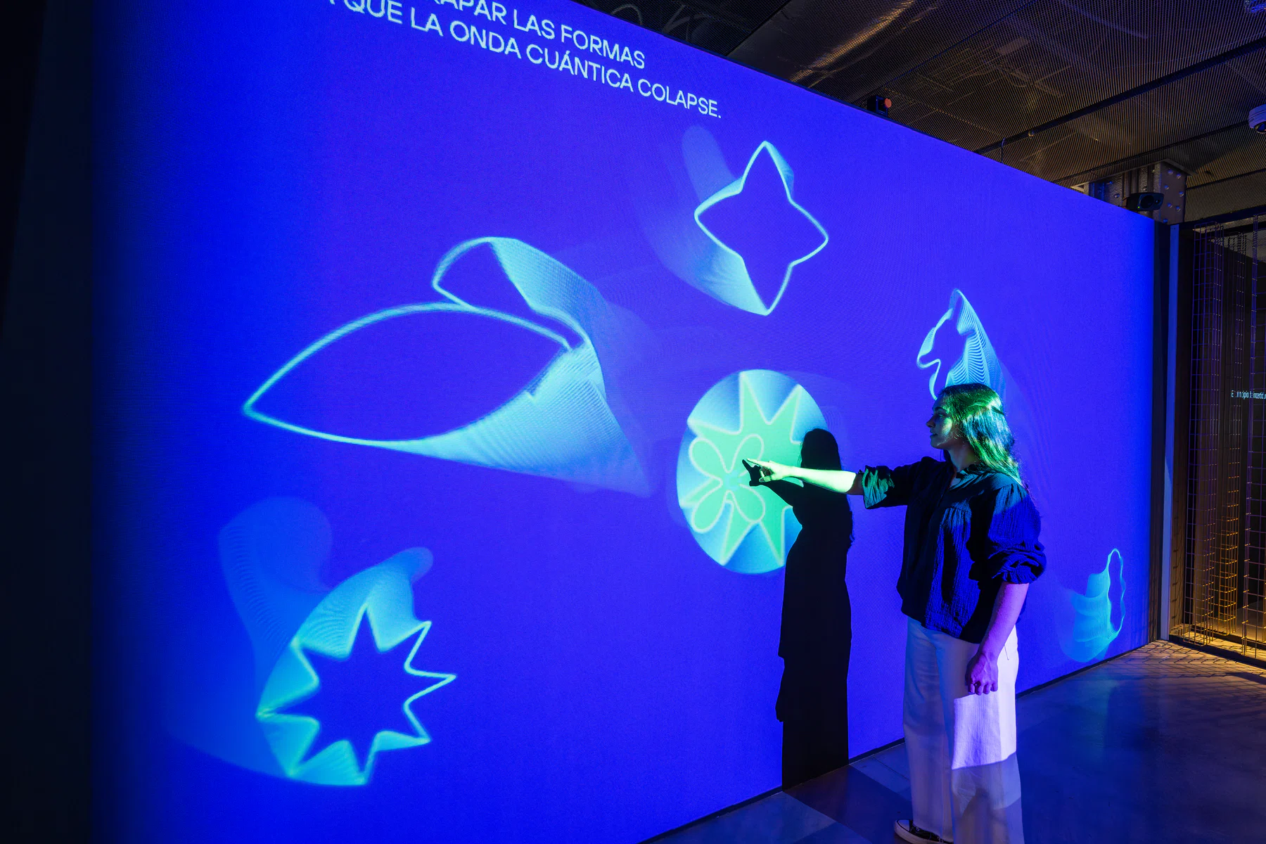 Foto de sala de la exposición Revolución Cuántica en Espacio Fundación Telefónica
