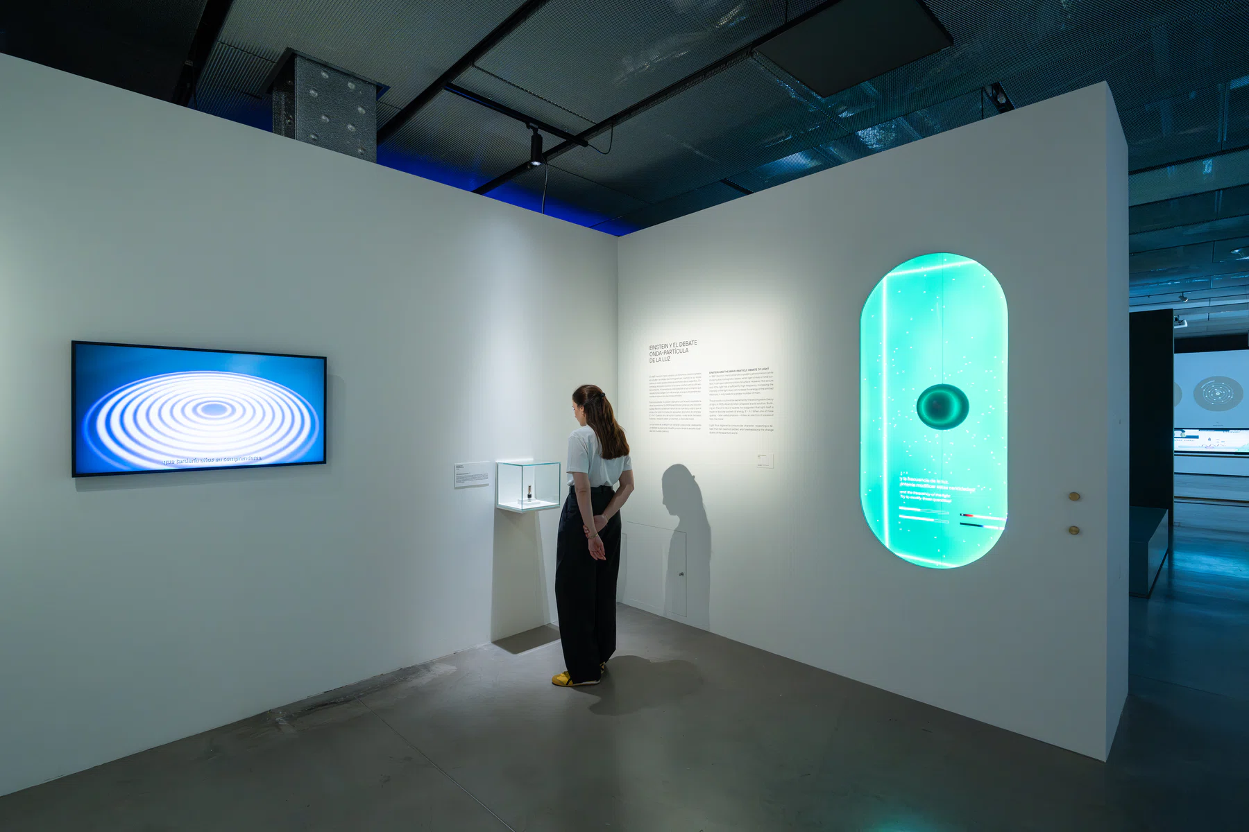 Foto de sala de la exposición Revolución Cuántica en Espacio Fundación Telefónica