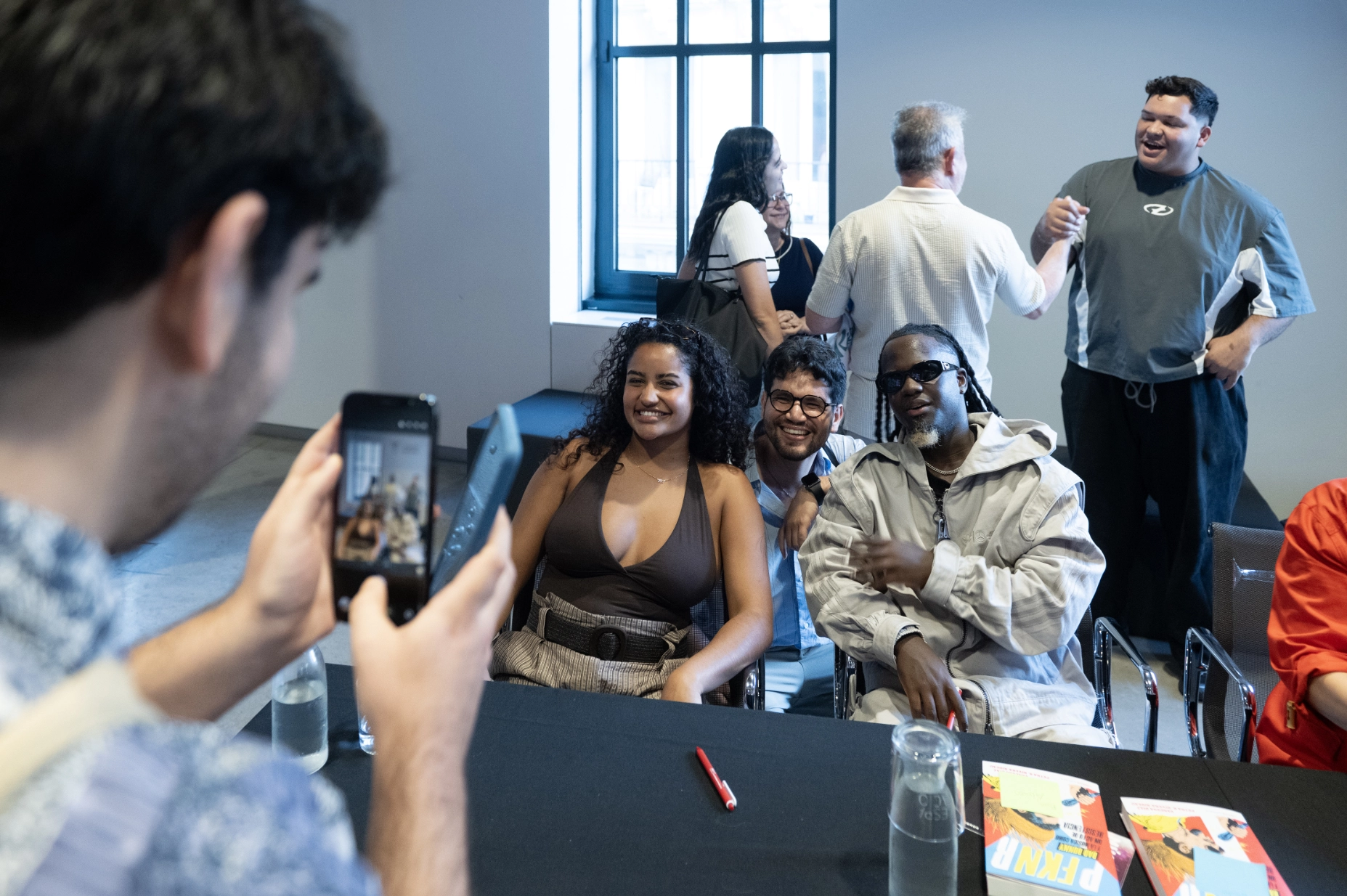 Firma de libros tras el evento 'P FKN R. Bad Bunny y la música como un acto de resistencia'