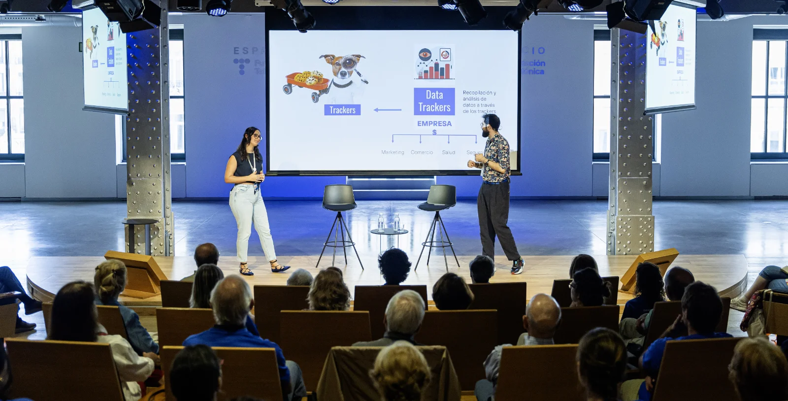 Dos voluntarios de Telefónica explican una de las actividades del Día Internacional del Voluntariado Telefónica 2026