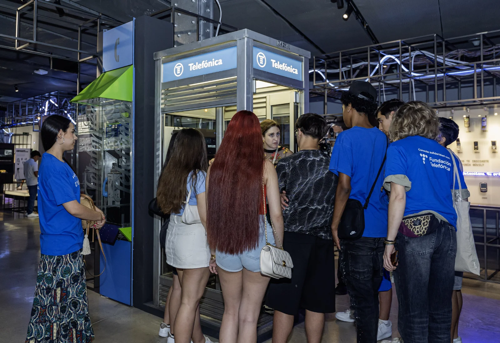 Una voluntaria de Telefónica explica a un grupo de jóvenes una de las actividades del Día Internacional del Voluntariado Telefónica 2026